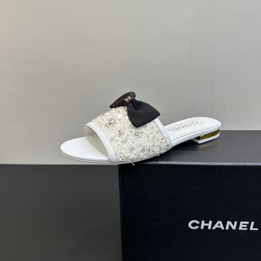 NO:407576,CHANEL Bow Slippers, a genuine leather sole, and a bow embellishment, beautiful and simple, a small sandal that must be found in summer. The development of the version, you can run wildly without scrubbing your feet, and the one-strip that dominates the entire show is here!  !  !  Original fabric opening fabric/original mold opening beads outsole Italian leather outsole Size#35-41 (40 41 custom made without return or exchange), slippers, chanel, chanel, sandals, slippers, Leather soles19860909CHANEL 香奈儿 蝴蝶结 拖鞋 自留款,真皮底,蝴蝶结的点缀,上脚美到爆,简简单单,夏天必须要有的小凉鞋 对版开发,随便暴走不磨脚,称霸整个秀场的一字带拖它来啦！！！ 面料原版开模布料/原版开模珠片 大底 意大利真皮大底 Size#35-41（40 41定做不退换）,拖鞋,chanel,chanel,sandals,slippers,Leather soles,Women's Shoes