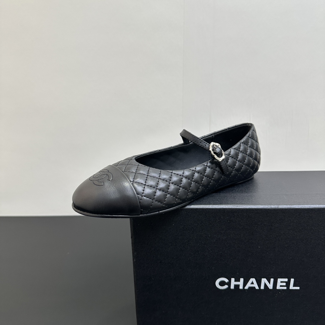 NO:405797,CHANEL｜Xiaoxiang's classic ringworm Mary Zhen round-toe flat-soled single shoes. Love it at first sight. It's not an exaggeration~ This is probably Xiaoxiang's charm. She always understands girls. Although it looks very cold, it has a unique feeling with black stockings. It is the latest model this year. I have already started to arrange it before the counter is on~ I know you will definitely like it. It looks good on the feet. The round-pointed last is not picky about the shape of the feet. It looks slim when wearing wide and fat feet. And the lambskin splicing is very visually impactful. The inner is made of sheepskin material. It is hugely soft and comfortable~ Genuine leather soles Size35-39 (customized on 40/41), single shoes, chanel, mary jane, sheepskin, Leather soles19860909CHANEL｜小香经典菱格玛丽珍圆头平底单鞋 对它一见钟情 不夸张哦～ 这大概就是小香的魅力 总是很懂女生 虽然看上去很冷但配上黑丝袜特有感觉 是今年的最新款来着 专柜还没上我就已经着手安排啦～ 知道你们一定会喜欢 上脚也确实好看 圆尖的楦头对脚型完全不挑 宽胖脚穿也显瘦 而且小羊皮拼接 视觉上很有冲击感 内里是羊皮材质 巨柔软巨舒服哦～ 真皮大底 Size35-39（40/41定制）,单鞋,chanel,mary jane,sheepskin,Leather soles,Women's Shoes