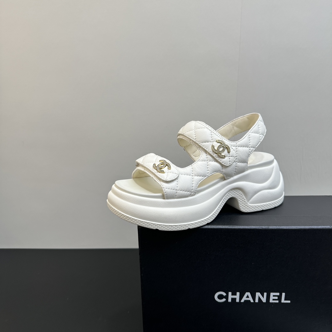 NO:405782,chanel~~ Beach shoes~~Classic thick-soled sandals, versatile M-multi-skirts/pants, Internet celebrities are super fashionable when paired with different colors of socks. The seemingly simple sandals have been debugged and modified for many months. The midsole craftsmanship of the shoe is all the authentic... The actual object is more textured and atmospheric than the picture...... Electric embroidered cowhide... Open mold thick-soled... Original metal buckle/diamond buckle 35-39 (40.41 fixed), sandals, chanel, sandals, skirts, cowhide, socks19860909chanel~~沙滩鞋~~经典厚底凉鞋,百搭M多裙子/裤子,网红搭配不同颜色袜子穿也超级洋气 看似简单的凉鞋却历经多月M次调试改模,鞋型中底工艺都是正品级别……实物比图片更有质感大气…… …电绣牛皮面…开模厚底…原版金属扣/钻扣 35—39（40.41定）,凉鞋,chanel,sandals,skirts,cowhide,socks,Women's Shoes