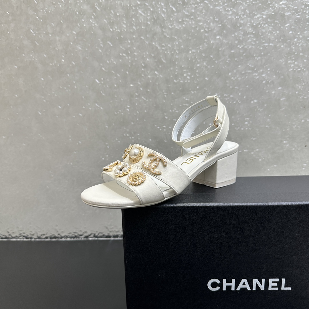 NO:405785,25Fw spring and summer new Chanel small ginger Mier slippers high heel thick heel diamond buckle metal buckle badge sandals, versatile sandals that are not worn greasy. A super classic style, casual and exquisite, and a sure-hold temperament. This year's beautiful spring and summer bonus treasure!  Upper sheepskin/cloth, inner foot pad sheepskin, heel high thick heel 4cm, sole Italian leather outsole, size 35-39 (40,41 custom made without return), slippers and sandals, chanel, sandals, slippers, sheepskin, Leather soles1986090925Fw春夏新款Chanel小香菱格蜜儿一字拖鞋高跟粗跟钻扣 金属扣 徽章凉拖鞋 穿不腻的百搭凉鞋 超经典的一款 休闲中带着精致 气质拿捏稳妥 今年春夏绝美加分宝藏！ 鞋面羊皮/布面 内里垫脚羊皮 跟高粗跟4cm 鞋底意大利真皮大底 码数35-39（40,41定做不退换）,拖鞋凉鞋,chanel,sandals,slippers,sheepskin,Leather soles,Women's Shoes