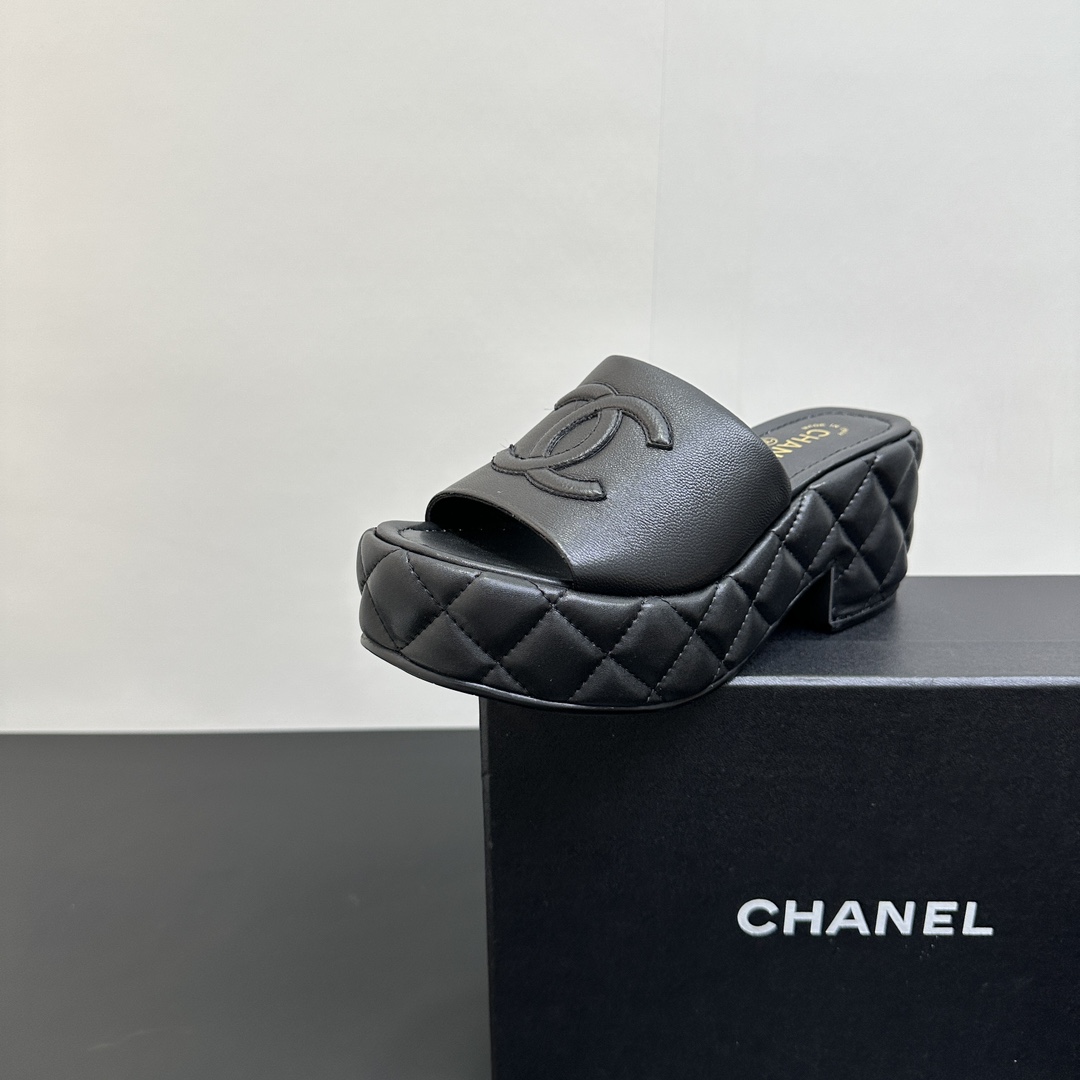 NO:407579,CHANEL｜Chanel Xiaoxiang classic spring and summer new product, double C thick water table thick sole sponge cake bottom diamond slippers. I really love this season's spring style!  The mesh is looming, sexy and sweet~ You can easily control shopping, dates, and commuting! Paired with skirts or jeans, it is full of fashion sense! The fabric is made of sheepskin, the inner foot pads are all sheepskin imported from Italy original sole size35-39 (customized by 40/41), slippers, chanel, chanel, slippers, skirts, jeans, sheepskin19860909CHANEL｜香奈儿小香经典春夏新品 双C厚水台厚底松糕底菱格拖鞋 这一季的春款真的太爱了！ 网纱若隐若现 性感又不失甜美~ 逛街、约会、通勤都都能轻松驾驭!搭配裙子或牛仔裤,时尚感爆棚! 面料采用羊皮 内里垫脚均为羊皮 意大利进口原版大底 size35-39（40/41定制）,拖鞋,chanel,chanel,slippers,skirts,jeans,sheepskin,Women's Shoes