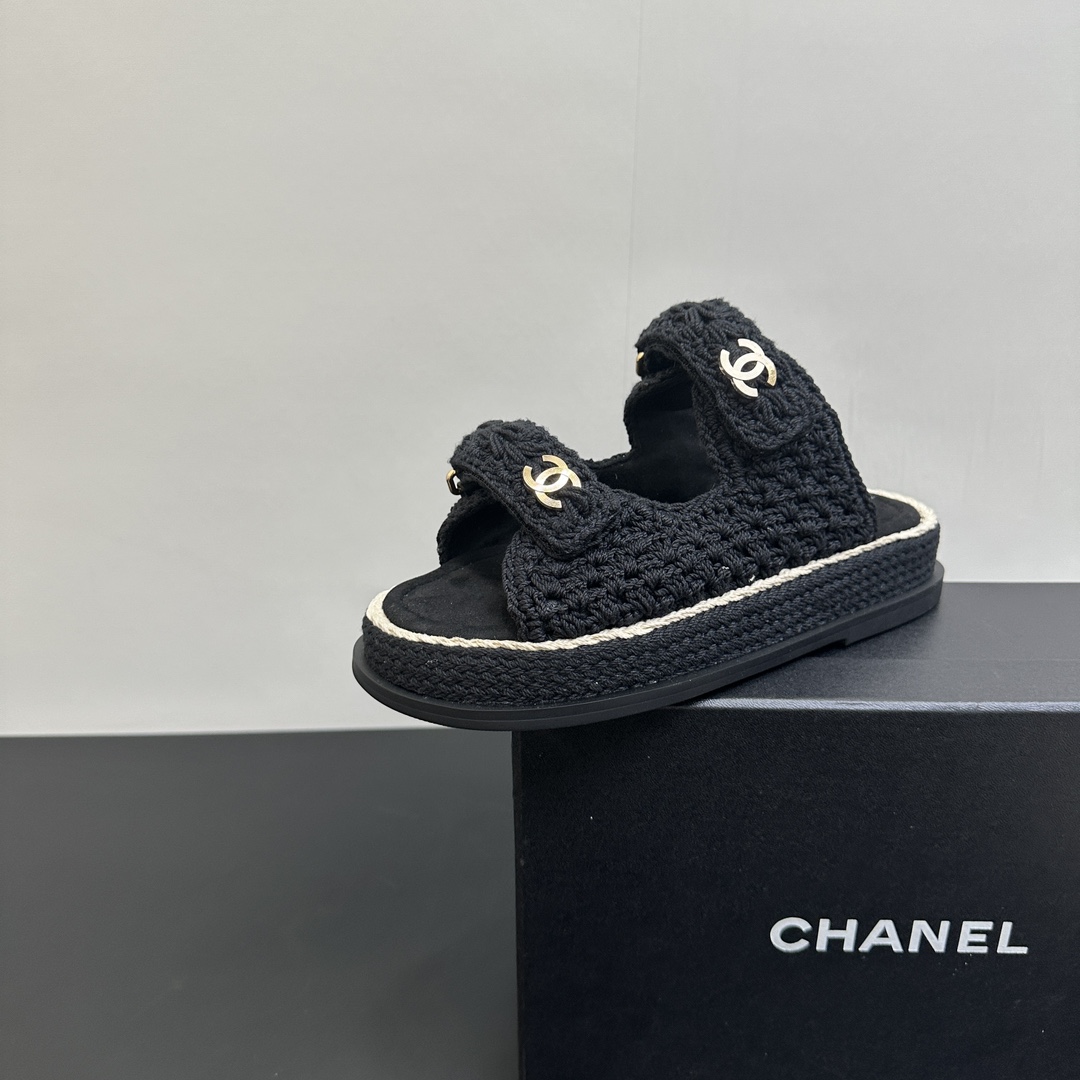 NO:407581,Chanel Xiaoxiang 25P Velcro woven beach sandals. This series of sandals in Xiang Grandma has a very high style and looks!  Full of retro vintage style. It was out of stock as soon as it was launched and was favored by many celebrities. Double C diamond metal buckle decoration, luxurious feeling. The buckle design is easy to put on and off, the thick sole style is fashionable and comfortable, and it is easy to attract attention when going out in summer. The upper is original customized woven fabric, matte foot pad, private mold double C metal buckle, original rubber sole Size: 35-39 (40 41,42 customized), slippers, chanel, sandals, slippers19860909Chanel 小香25P魔术贴毛线编织沙滩凉鞋  香奶奶这系列凉鞋,款式颜值超高！满满复古vintage风.一上市就断货,受到众多红人青睐. 双C钻石金属扣装饰,奢华感拉满.搭扣设计方便穿脱,厚底款式时尚又舒适,夏日出街轻松吸睛.  鞋面为原版定制编织面料 磨砂垫脚 私模双C金属扣 原版橡胶底 Size: 35-39 (40 41,42订做),拖鞋,chanel,sandals,slippers,Women's Shoes