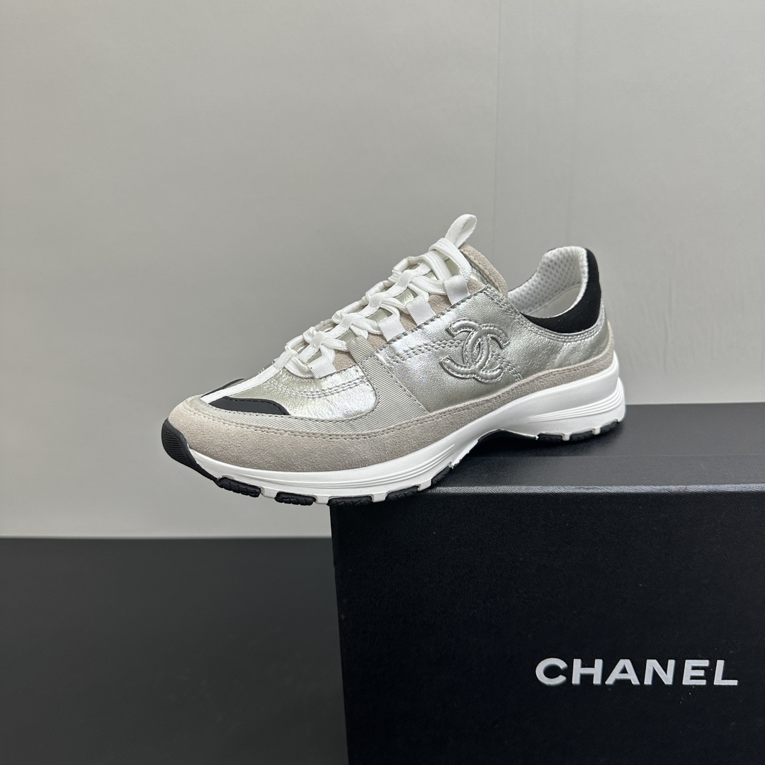 NO:439388,-Chanel Chanel Xiaoxiang C Home 2025B Thick-soled black and white color-blocked panda shoes, board shoes, casual sports shoes, baseball shoes - a hot counter that is super hard to grab, a sponge cake sole, sneakers, casual shoes, original purchase and development, mold opening sole, material comparison, custom made version, making goods, each detail is accurate and in place, various colors meet the different matching needs of young ladies, cute thick sole stretched leg lines YYDS, custom cowhide, inner breathable mesh, original sole, open mold opening sole, size 35-39, 40.41.42, dad shoes, chanel, chanel, chanel, chanel, sneakers, cowhide19860909-Chanel 香奈儿小香C家 2025B 厚底黑白拼色熊猫鞋 板鞋休闲运动鞋棒球鞋 -专柜爆火超难抢的一款松糕底小白鞋 球鞋 休闲鞋 原版购入开发 开模大底 材料一比一定制打版 做货 每一样细节精准到位 各种配色满足小姐姐们不同搭配需求 可可爱爱的厚底拉长腿部线条YYDS 鞋面定制牛皮拼接 内里透气网布 鞋底原版开模大底 码数35-39 40.41.42定,老爹鞋,chanel,chanel,chanel,sneakers,cowhide,Women's Shoes