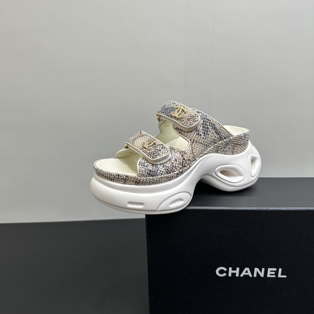 NO:411012,CHANEL｜Chanel Xiaoxiang classic spring and summer new product, double C thick water table thick sole sponge cake bottom snake pattern slippers. I really love this season's spring style!  The mesh is looming, sexy and sweet~ You can easily control shopping, dates, and commuting! Paired with skirts or jeans, it is full of fashion sense! The fabric is made of original custom snake-patterned cowhide, the inner foot pads are all sheepskin original outsole size35-39 (customized on 40/41), sandals, chanel, chanel, sandals, slippers, skirts, jeans, cowhide, sheepskin19860909CHANEL｜香奈儿小香经典春夏新品 双C厚水台厚底松糕底蛇纹拖鞋 这一季的春款真的太爱了！ 网纱若隐若现 性感又不失甜美~ 逛街、约会、通勤都都能轻松驾驭!搭配裙子或牛仔裤,时尚感爆棚! 面料采用原版定制蛇纹牛皮 内里垫脚均为羊皮 原版大底 size35-39（40/41定制）,凉鞋,chanel,chanel,sandals,slippers,skirts,jeans,cowhide,sheepskin,Women's Shoes