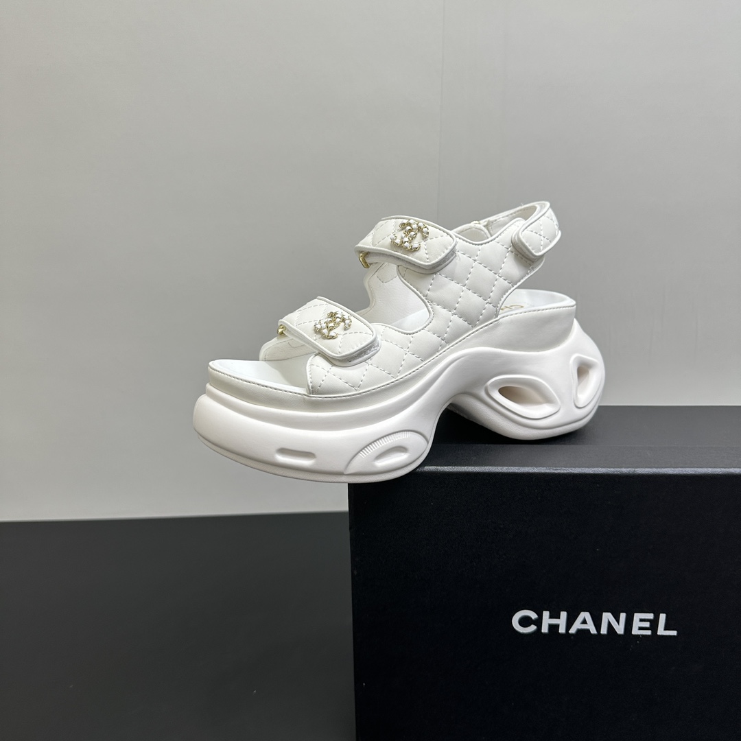 NO:411018,CHANEL｜Chanel Xiaoxiang classic spring and summer new product, double C thick water platform thick sole sponge cake bottom snake pattern sandals. I really love this season's spring style!  The mesh is looming, sexy and sweet~ You can easily control shopping, dates, and commuting! Paired with skirts or jeans, it is full of fashion sense! The fabric is made of original custom snake-patterned cowhide, the inner foot pads are all sheepskin original outsole size35-39 (customized on 40/41), sandals, chanel, chanel, sandals, skirts, jeans, cowhide, sheepskin19860909CHANEL｜香奈儿小香经典春夏新品 双C厚水台厚底松糕底蛇纹凉鞋 这一季的春款真的太爱了！ 网纱若隐若现 性感又不失甜美~ 逛街、约会、通勤都都能轻松驾驭!搭配裙子或牛仔裤,时尚感爆棚! 面料采用原版定制蛇纹牛皮 内里垫脚均为羊皮 原版大底 size35-39（40/41定制）,凉鞋,chanel,chanel,sandals,skirts,jeans,cowhide,sheepskin,Women's Shoes