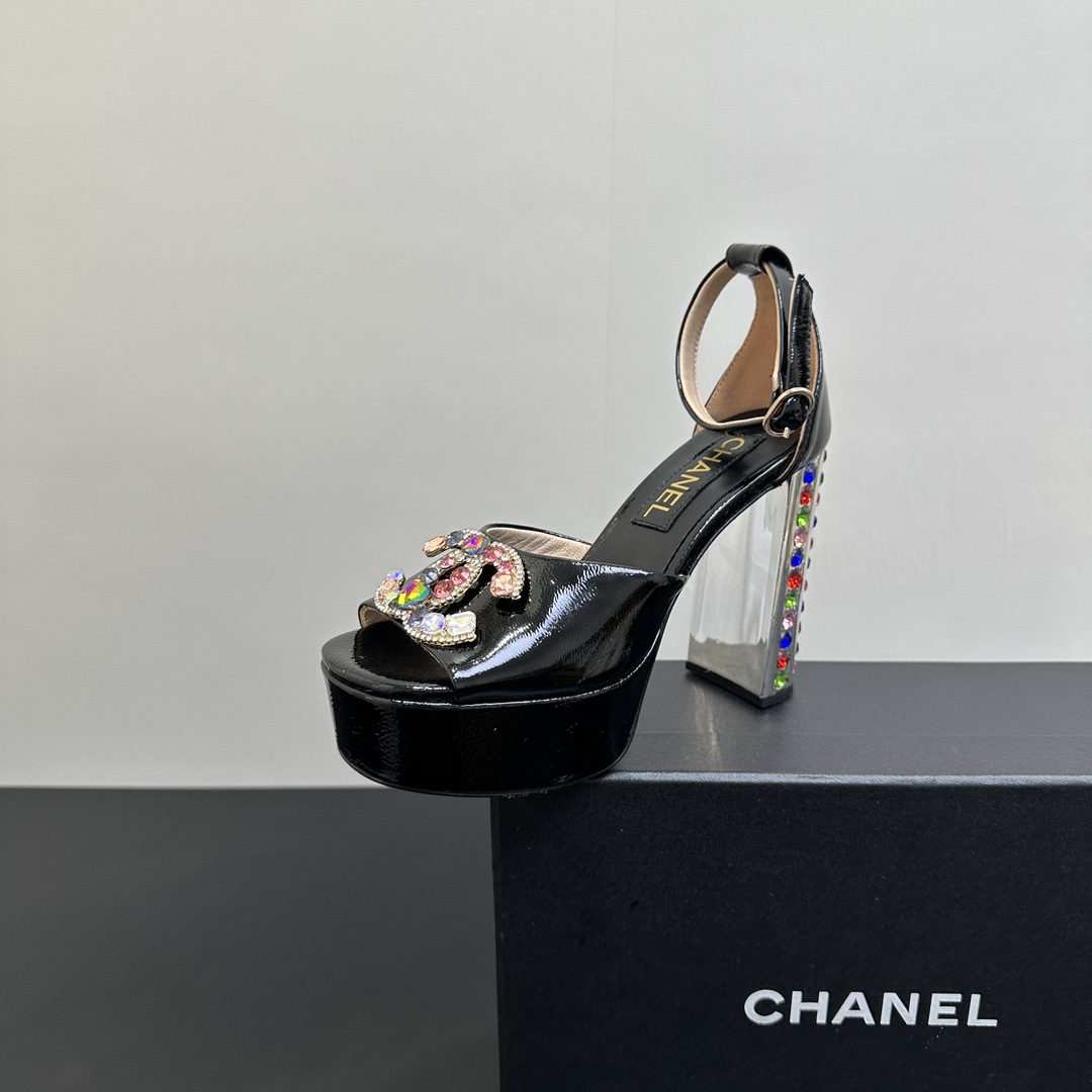 NO:411043,CHANEL Chanel Little Flavor Nightclub Color Diamond Square Heel High Heel Waterproof Platform with Simple Sandals Behind This is a blessing for short girls. It is both retro and fashionable and very versatile. It looks good with all kinds of socks. It becomes long legs in seconds. Thick-soled shoes make you look slim and tall. It is super proportional~ The upper is nibbled patent leather. The inner foot pads are all made of sheepskin. Italian imported cowhide. The front height is 4cm and the rear height is 11cm. Size35-39 (40/41/customized), high heels, chanel, chanel, sandals, high heels, cowhide, sheepskin, socks19860909CHANEL香奈儿小香风夜店彩钻粗跟方跟高跟防水台后带简约凉鞋 这款真的是矮个子美眉的福音 既复古又时髦而且很还百搭 搭配各种袜子穿都好看 秒变大长腿 厚底鞋 显瘦显高 超显比例的哦～ 鞋面牛漆皮 内里垫脚均为羊皮材质 意大利进口牛皮大底 前高4cm 后高11cm Size35-39（40/41/定制）,高跟鞋凉鞋,chanel,chanel,sandals,high heels,cowhide,sheepskin,socks,Women's Shoes