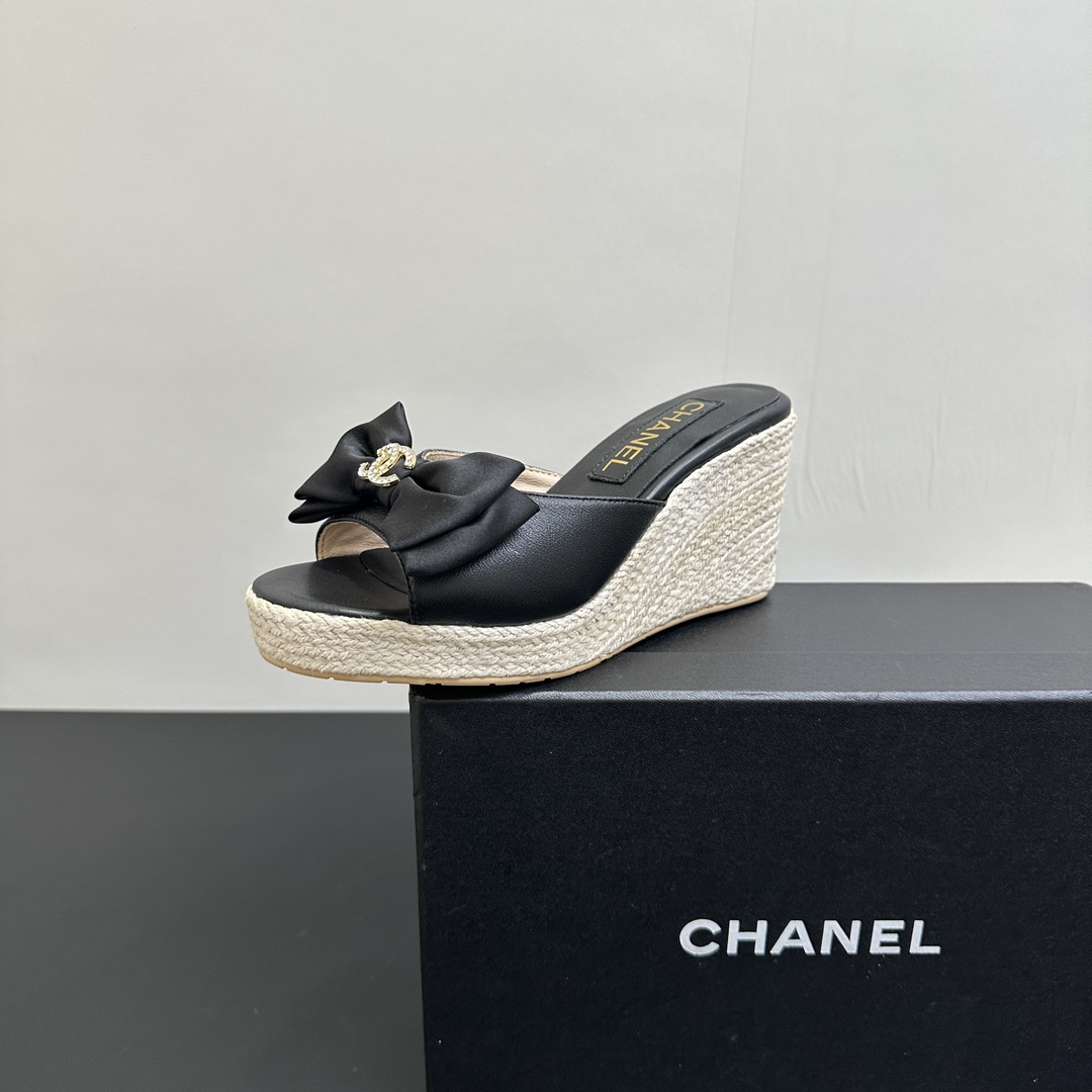 NO:410999,2025ss CHANEL Chanel small-scented heel thick-soled sponge cake bottom bow slippers cleverly blend classic and fashion. The iconic double C logo is eye-catching and eye-catching, showing the luxury identity. The silk bow is paired with soft leather, with a high texture. The wedge design increases the height while ensuring comfort. Whether it is matched with skirts or trousers, it can easily improve fashion. It is a must-have item for fashion experts. Upper sheepskin inner lining: crystal sheepskin lining original mold-open custom rubber sole heel height 8cm behind. Front height 2cm Shoe size: 35-39 (40 and 41 custom made without return and exchange), slippers, chanel, chanel, slippers, skirts, sheepskin, real silk198609092025ss CHANEL香奈儿小香坡跟厚底松糕底蝴蝶结拖鞋,将经典与时尚巧妙融合.标志性双C logo醒目亮眼,彰显奢华身份.真丝蝴蝶结搭配柔软皮革,质感上乘.坡跟设计增加高度同时保证舒适,无论是搭配裙装还是裤装,都能轻松提升时尚度,是时尚达人必备单品. 鞋面羊皮 内里: 水晶羊皮内里 大底原版开模定制橡胶底 跟高后高8cm.前高2cm 鞋码: 35-39（40、41定做不退换）,拖鞋,chanel,chanel,slippers,skirts,sheepskin,real silk,Women's Shoes