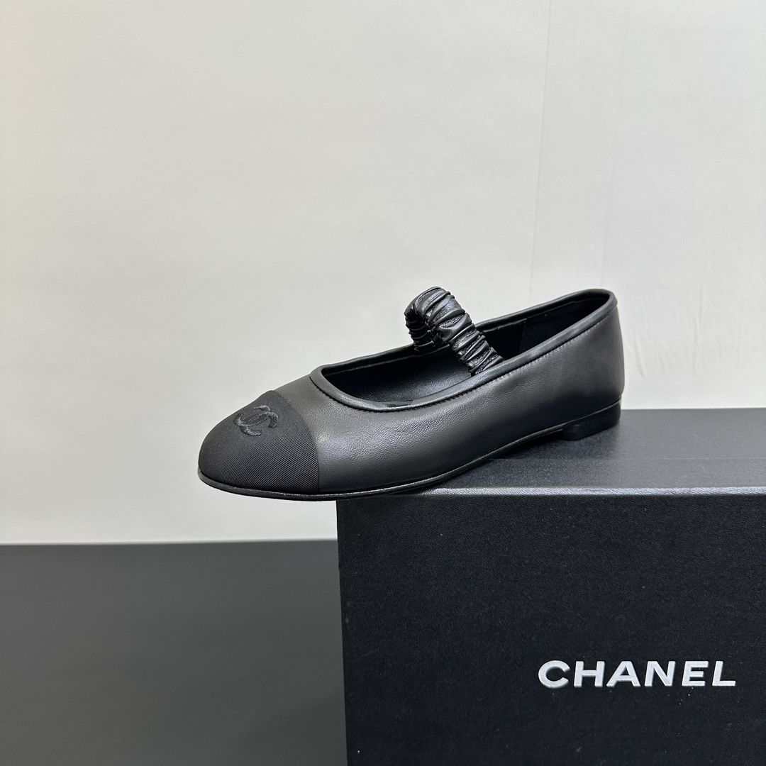 NO:410991,25P spring and summer new Chanel Chanel elastic Mary Jane splicing single shoes This leather Mary Jane is so cute that it feels like a rich girl, retro, sweet, age-reducing!  Mary Jane’s unique noble texture can fully practice various combinations of beauty, with beauty and comfort coexisting. Who can not be moved?  The high-end simple style is not out of date when repeatedly wearing it, vividly interpreting the charm of the exclusive fragrance grandma and creating more possibilities!  Upper sheepskin ~ velvet inner foot pad sheepskin sole Italian A-grade leather outsole size 35-39 (40.41 custom made without return or exchange), single shoes, chanel, chanel, mary jane, sheepskin, Leather soles1986090925P春夏新款Chanel小香香奈儿松紧玛丽珍拼接单鞋 这款皮革玛丽珍 可爱到爆炸富家千金即视感 复古甜美减龄拿捏了！玛丽珍独有的高贵质感 可尽情实践关于美的各种搭配,美貌与舒适并存 试问谁能不心动呢？高级简约款反复穿也不过时 生动诠释专属香奶奶的魅力 塑造更多可能性！ 鞋面羊皮~天鹅绒 内里垫脚羊皮 鞋底意大利A级真皮大底 码数35-39（40.41定做不退换）,单鞋,chanel,chanel,mary jane,sheepskin,Leather soles,Women's Shoes