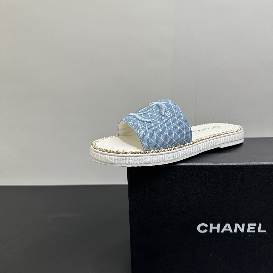 NO:407583,25Fw spring and summer new Chanel small fragrance chain ring edge double C letter button sandal flat slippers Xiangjia’s iconic leather-wearing chain design is used on the foot pad edge, paired with classic diamond elements to cover the upper foot pad!  Extremely exquisite and literary, it is difficult to find the reason for not loving it. Easy to wander in commuting and leisure occasions, be a casual and fashionable and elegant woman~ Upper sheepskin, inner footbed sheepskin, original rubber outsole, size 35-39 (40.41 custom made without return), slippers, chanel, chanel, slippers, sheepskin1986090925Fw春夏新款Chanel小香链条圈边双C字母扣凉平底拖鞋 香家标志性的穿皮链条设计应用在垫脚圈边,配上经典菱格元素覆盖鞋面 垫脚！格外精致又文艺,很难找出不爱的理由.轻松游走于通勤和休闲场合 做个漫不经心的时髦优雅女子～ 鞋面羊皮 内里垫脚羊皮 鞋底原版橡胶大底 码数35-39（40.41定做不退换）,拖鞋,chanel,chanel,slippers,sheepskin,Women's Shoes