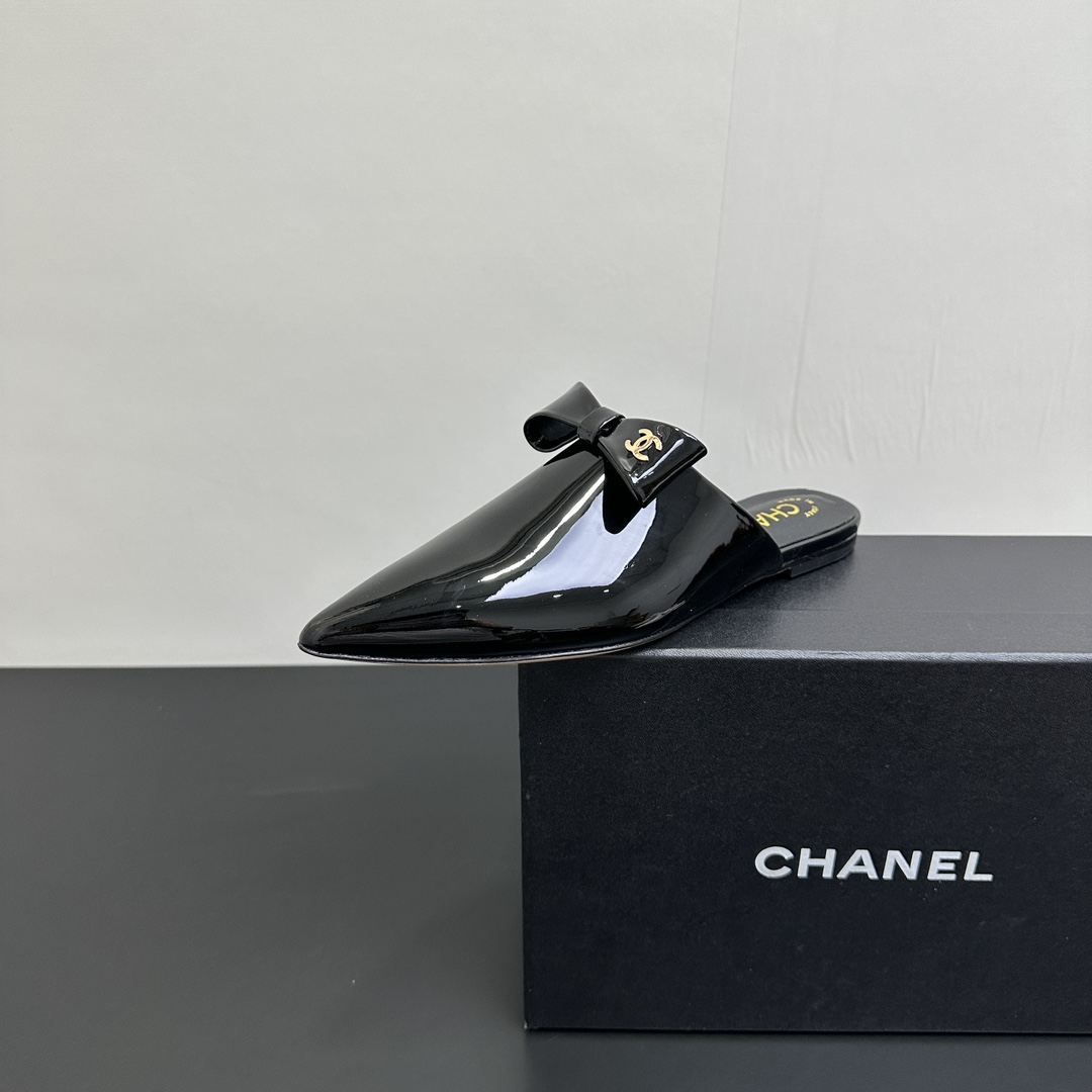 NO:411036,CHANEL Chanel small fragrance style lazy pointed toe bow half slippers. Fashionable and quick, and it creates a refreshing summery feeling. Baotou drag design is convenient for putting on and taking off. It is personality and eye-catching, and it is easy to grasp the trendy street style. The focus is on the street. Upper, patent leather, inner sheepskin, genuine leather sole 35-39 (customized for 40.41), semi-drag, chanel, chanel, slippers, sheepskin19860909CHANEL香奈儿小香风懒人尖头包头蝴蝶结半拖鞋 时髦精速来,碰撞出清爽夏日感.包头拖设计,方便穿脱.个性又吸睛,轻松拿捏街头潮流风,出街就是焦点. 鞋面牛漆皮 内里羊皮 真皮鞋底 35-39（40.41定做）,半拖,chanel,chanel,slippers,sheepskin,Women's Shoes