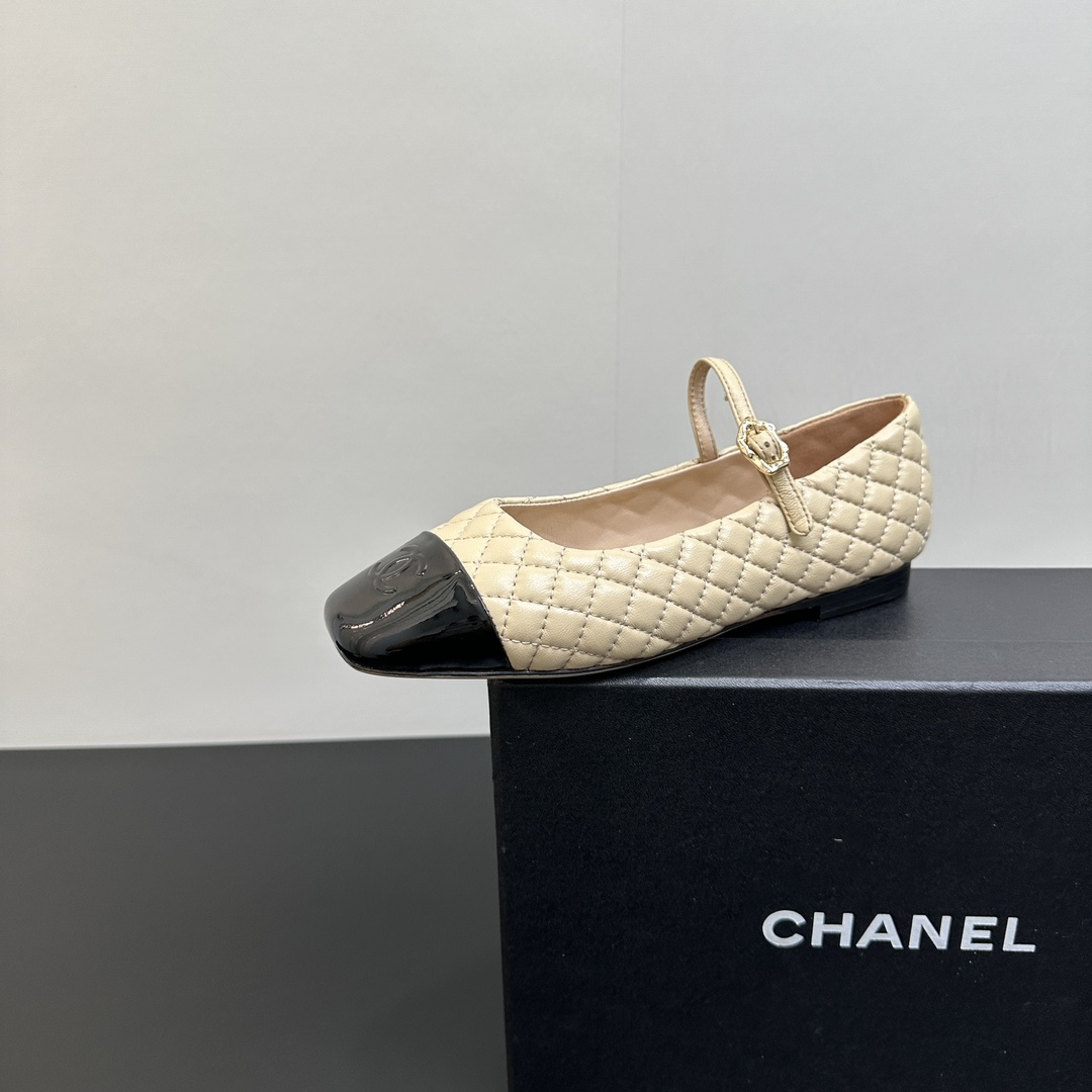 NO:411030,CHANEL｜Xiaoxiang's classic diamond Mary Zhen square-toe flat-sole single shoes. Love it at first sight. It's not an exaggeration~ This is probably Xiaoxiang's charm. She always understands girls. Although it looks very cold, it has a unique feeling with black stockings. It is the latest model this year. I have already arranged it before the counter is on~ I know you will definitely like it. It looks good on the feet. The round and pointed last is not picky about the shape of the feet. It looks slim when wearing wide and fat feet. And the lambskin splicing is very visually impactful. The inner is made of sheepskin material. It is hugely soft and comfortable~ Genuine leather soles Size35-39 (customized on 40/41), single shoes, chanel, mary jane, sheepskin, Leather soles19860909CHANEL｜小香经典菱格玛丽珍方头平底单鞋 对它一见钟情 不夸张哦～ 这大概就是小香的魅力 总是很懂女生 虽然看上去很冷但配上黑丝袜特有感觉 是今年的最新款来着 专柜还没上我就已经着手安排啦～ 知道你们一定会喜欢 上脚也确实好看 圆尖的楦头对脚型完全不挑 宽胖脚穿也显瘦 而且小羊皮拼接 视觉上很有冲击感 内里是羊皮材质 巨柔软巨舒服哦～ 真皮大底 Size35-39（40/41定制）,单鞋,chanel,mary jane,sheepskin,Leather soles,Women's Shoes