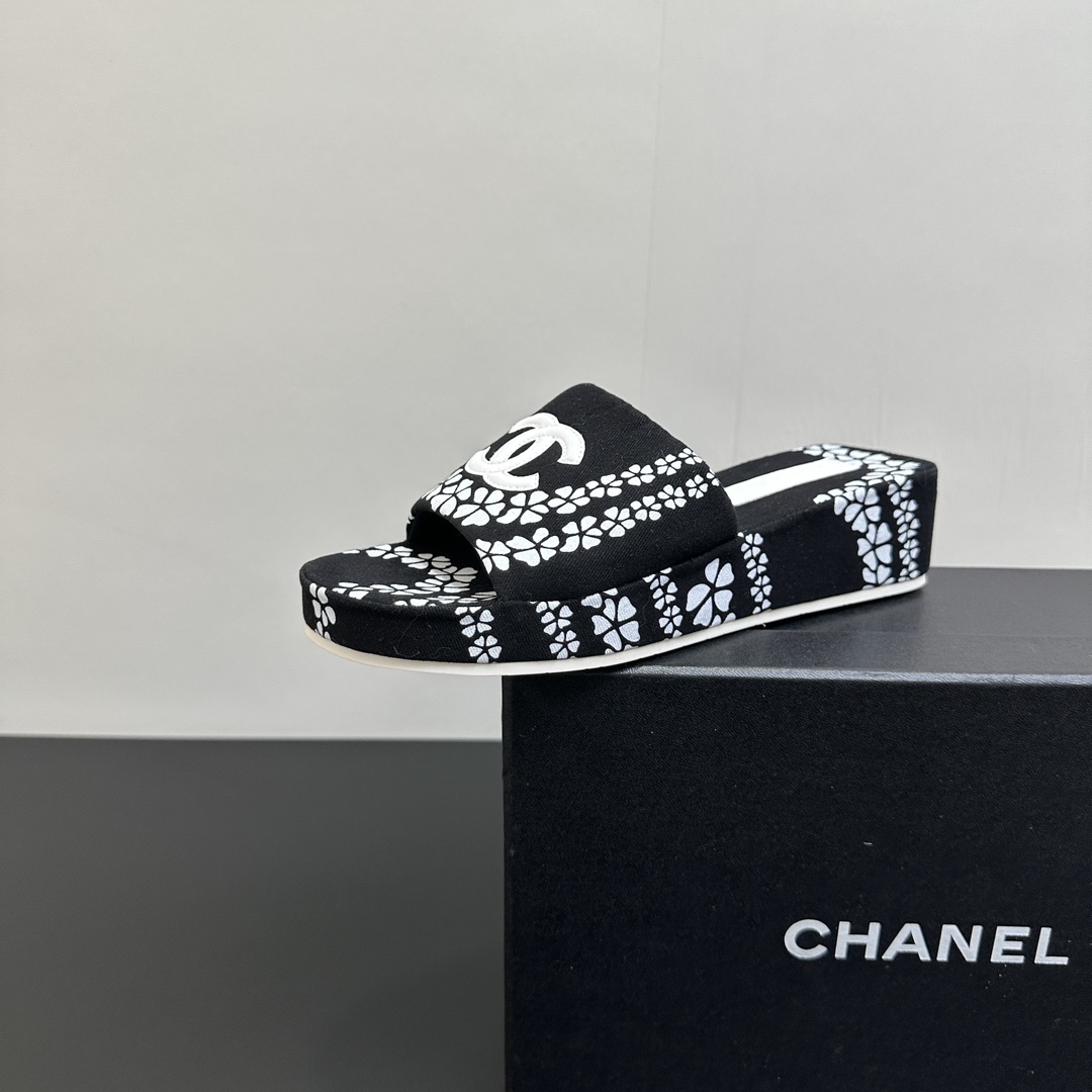 NO:408069,CHANEL small fragrance style, double C printed denim bread lazy thick-soled slippers, super beautiful and elegant on the feet~ Must have for vacation beaches, high-end feel, Internet celebrity ins grass planting artifact, material, cloth surface, foot pads are very close to the soles, very comfortable, original customized Meina foamed sole size: 35-39 [40.41 custom made], slippers, chanel, chanel, slippers19860909CHANEL香奈儿小香风 双C印花牛仔布面包懒人厚底拖鞋 上脚超级美丽优雅~度假沙滩必备 高级感十足网红ins种草神器 材质布面 垫脚很贴合脚底 非常舒服 原版定制美耐发泡大底 size:35-39[40.41订做],拖鞋,chanel,chanel,slippers,Women's Shoes