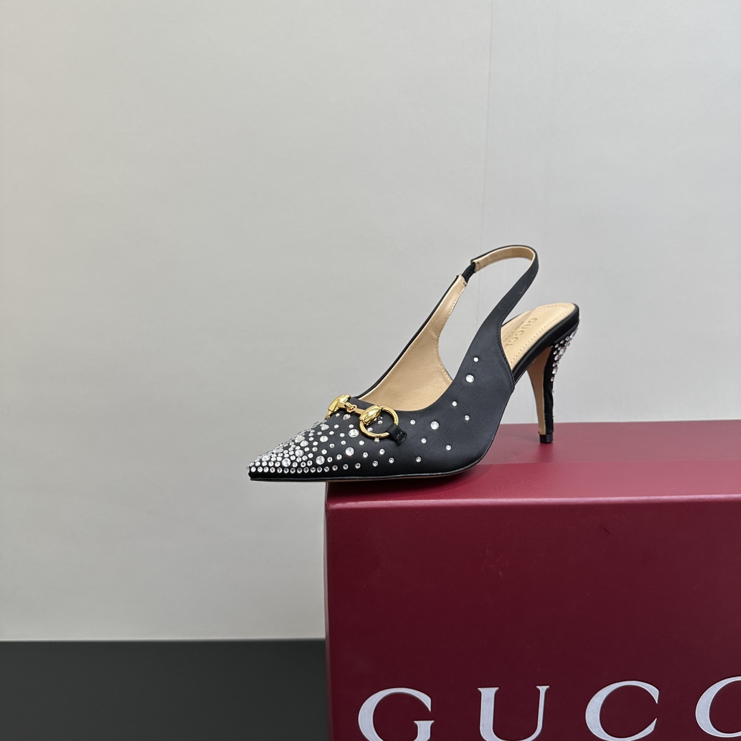 NO:408064,Early spring GUCCI horse-biting cat heel pointed sandals mesh hot diamonds As an outstanding representative of Gucci design inheritance, Jordaan series horse-biting loafers vividly demonstrate classic elegance. This shoe uses the brand's iconic letter pattern canvas, creating a timeless classic. The shoe is soft and has a delicate and smooth silhouette, showing the elegance of everyday. The upper is imported silk hot diamonds, inner/foot-pad high-end lambskin sole, top Italian leather sole, heel height 8.5cm, size 35-39 (41/40/custom-made non-return), high heels sandals, gucci, loafers, sandals, high heels, sheepskin, real silk19860909早春GUCCI马衔扣猫跟尖头凉鞋网纱烫钻 作为Gucci设计传承的杰出代表,Jordaan系列饰马衔扣乐福鞋生动彰显经典优雅格调.这款鞋履采用品牌标志性字母图案帆布,成就隽永经典.这款鞋履材质柔软,廓形精致流畅,彰显日常优雅风范 鞋面进口真丝烫钻 内里/垫脚高档小羊皮 鞋底意大利顶级真皮底 跟高8.5cm 配码35-39（41/40/定做不退换）,高跟鞋凉鞋,gucci,loafers,sandals,high heels,sheepskin,real silk,Women's Shoes