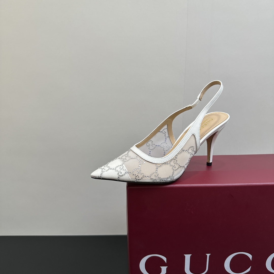 NO:408067,Early spring GUCCI horse-biting cat heel pointed sandals mesh and ironing diamonds As an outstanding representative of Gucci design heritage, Jordaan series horse-biting loafers vividly demonstrate the classic and elegant style. This shoe uses the brand's iconic letter pattern canvas, creating a timeless classic. The shoe is soft and has a delicate and smooth silhouette, showing the elegant style of everyday. The upper imported mesh and ironing diamonds, inner/foot-pad high-end lambskin sole, top Italian leather sole, heel height 8.5cm, size 35-39 (41/40/custom-made non-return and exchange), high heels sandals, gucci, loafers, sandals, high heels, sheepskin19860909早春GUCCI马衔扣猫跟尖头凉鞋网纱烫钻 作为Gucci设计传承的杰出代表,Jordaan系列饰马衔扣乐福鞋生动彰显经典优雅格调.这款鞋履采用品牌标志性字母图案帆布,成就隽永经典.这款鞋履材质柔软,廓形精致流畅,彰显日常优雅风范 鞋面进口网纱烫钻 内里/垫脚高档小羊皮 鞋底意大利顶级真皮底 跟高8.5cm 配码35-39（41/40/定做不退换）,高跟鞋凉鞋,gucci,loafers,sandals,high heels,sheepskin,Women's Shoes