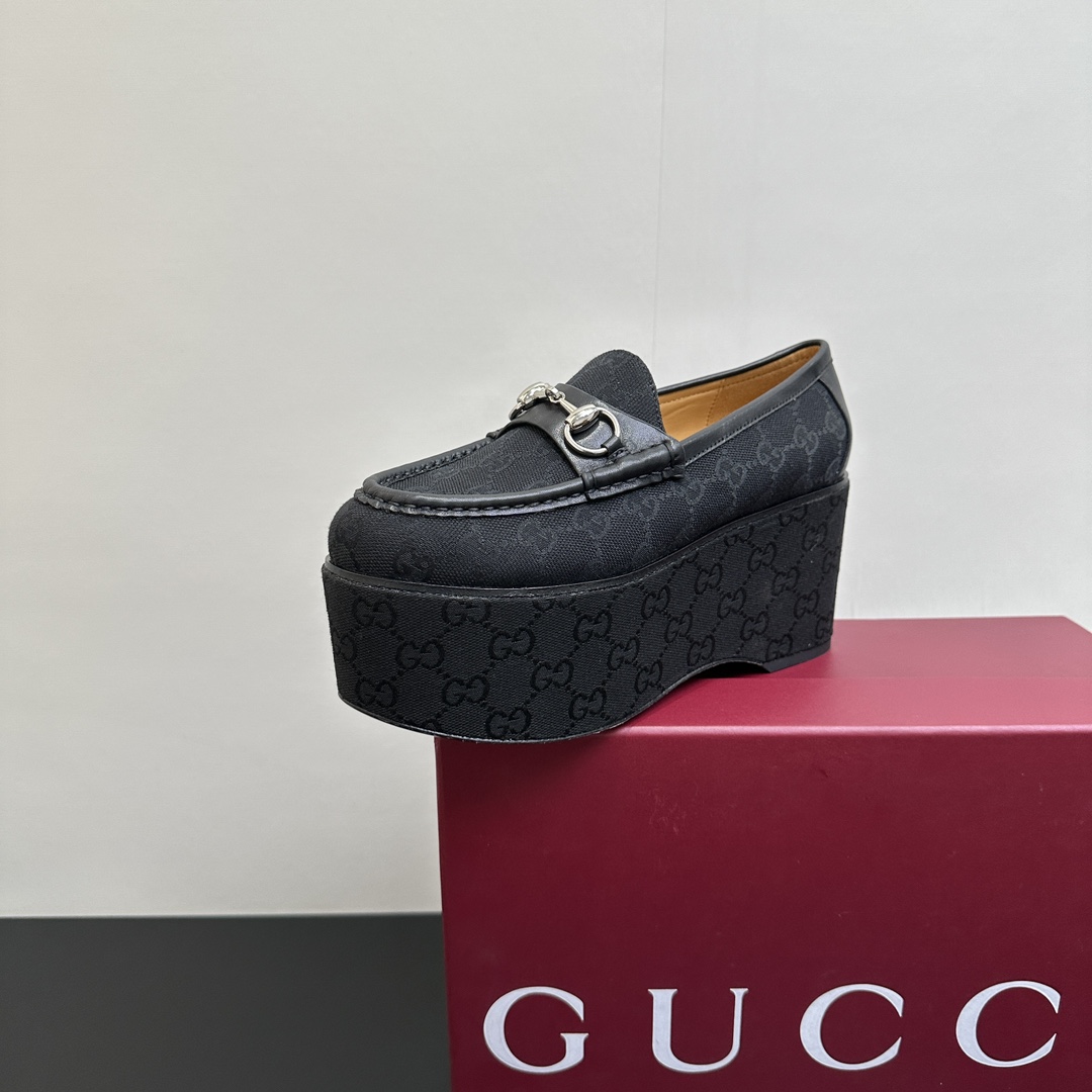NO:411028,Gucci | Gucci 25 G Home’s main series has finally been released, and the ruthless product is worth looking forward to!  Original classics create new designs BS2025 spring and summer new products Gucci new horse-bit loafers, sponge cake shoes, single shoes purchasing level!  Full of high-end feeling!  It is a popular model for bloggers at home and abroad. It is retro and fashionable, with simple dressing and beautiful appearance!  The official website is mainly promoted, new colors continue to be updated, upper, original specific GG canvas, inner lining: imported mixed-bred sheepskin, outsole, Italian leather outsole, sole height 8.5cm/front water table 6.5cm Shoe size: 35-39 (40, 41 can be determined), single shoes, gucci, gucci, gucci, loafers, sheepskin, Leather soles19860909Gucci | 古驰25  G家 主打系列终于面世,狠货值得期待！原有的经典 创造新设计 BS2025春夏新品 古驰新款马衔扣乐福鞋松糕鞋单鞋代购级别！高级感十足！国内外博主刷爆的一款,复古又时髦 穿搭简便 上脚美炸了！官网主推,新色持续更新 鞋面 原版特定制GG帆布 内里: 进口混种羊皮里 大底意大利真皮大底 底高8.5cm/前水台6.5cm 鞋码: 35-39（40、41可定）,单鞋,gucci,gucci,gucci,loafers,sheepskin,Leather soles,Women's Shoes