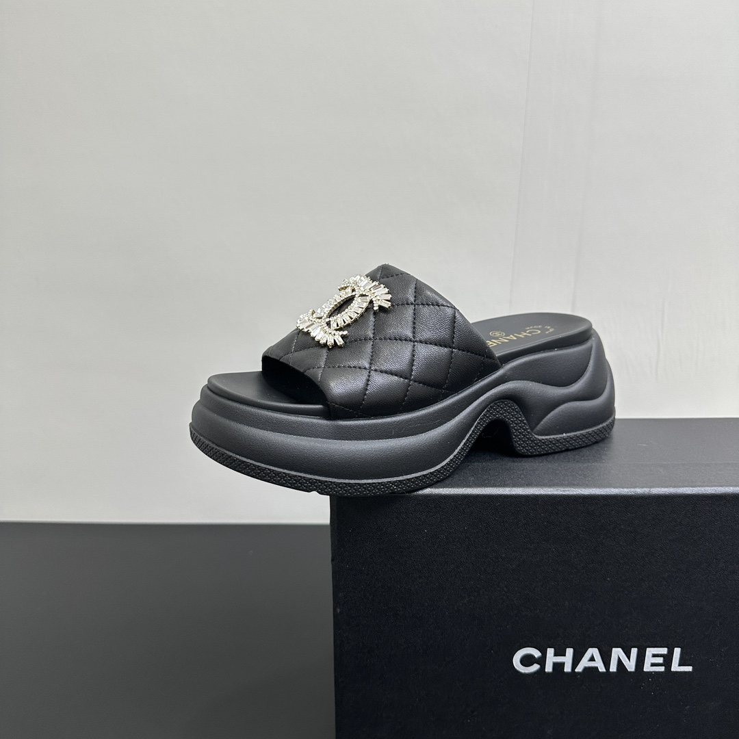 NO:410941,Chanel 25Ss spring and summer new small fragrance letter diamond buckle thick-soled slippers wedge-shaped slippers C family classic letter buckle design, gentle style and grasp it!  The atmosphere that should be in summer. A must-have item for flip-flops, lazy and comfortable to wear!  Upper sheepskin inner foot pad sheepskin sole open molded outsole size 35-39 (40.41 custom made without return or exchange), slippers, chanel, chanel, chanel, slippers, sheepskin19860909Chanel香奈儿 25Ss春夏新款小香字母钻扣厚底拖鞋坡跟一字拖鞋 C家经典字母扣设计,温柔风一整个拿捏了！夏天该有的气息 一字拖必备单品,上脚慵懒舒适！ 鞋面羊皮 内里垫脚羊皮 鞋底开模大底 码数35-39（40.41定做不退换）,拖鞋,chanel,chanel,chanel,slippers,sheepskin,Women's Shoes