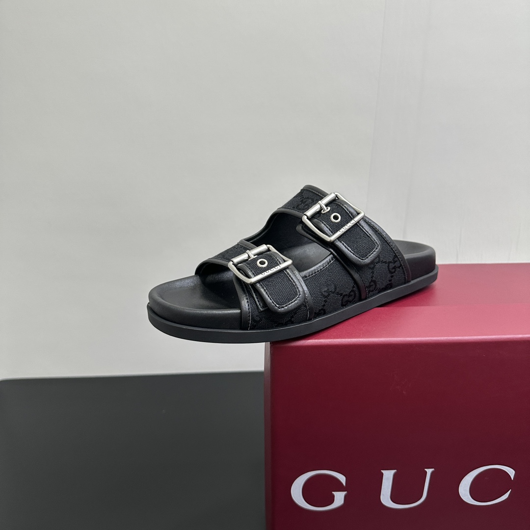 NO:410948,2025 counter synchronizes the new spring and summer Gucci 25S spring and summer new double G fabric beach double buckle thick-soled slippers G home reflects the sense of high-end, always convinces the capital. It looks quite simple style, but it is inexplicably high-end on the feet. It is very sexy and allows you to easily match it. The upper is made of original fabric and imported sheepskin. Original logo rubber sole. Size35-39 (customized by 40/41), slippers, gucci, gucci, slippers, sheepskin198609092025专柜同步春夏新款Gucci 25S春夏新品双G布料沙滩双扣厚底拖鞋 G家在体现高级感这块 总让人大写的服气 看起来蛮简单的款式 但上脚就莫名很高阶 非常性感 让你轻松搭配尽显各种风格 鞋面采用原版布面 内里采用进口羊皮 原版logo橡胶底 Size35-39（40/41定制）,拖鞋,gucci,gucci,slippers,sheepskin,Women's Shoes