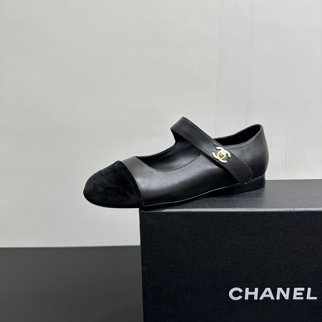 NO:408062,25P spring and summer new Chanel Chanel elastic Mary Jane splicing single shoes This leather Mary Jane is so cute that it feels like a rich girl, retro, sweet, age-reducing!  Mary Jane’s unique noble texture can fully practice various combinations of beauty, with beauty and comfort coexisting. Who can not be moved?  The high-end simple style is not out of date when repeatedly wearing it, vividly interpreting the charm of the exclusive fragrance grandma and creating more possibilities!  Upper sheepskin ~ velvet inner foot pad sheepskin sole Italian A-grade leather outsole size 35-39 (40.41 custom made without return or exchange), single shoes, chanel, chanel, mary jane, sheepskin, Leather soles1986090925P春夏新款Chanel小香香奈儿松紧玛丽珍拼接单鞋 这款皮革玛丽珍 可爱到爆炸富家千金即视感 复古甜美减龄拿捏了！玛丽珍独有的高贵质感 可尽情实践关于美的各种搭配,美貌与舒适并存 试问谁能不心动呢？高级简约款反复穿也不过时 生动诠释专属香奶奶的魅力 塑造更多可能性！ 鞋面羊皮~天鹅绒 内里垫脚羊皮 鞋底意大利A级真皮大底 码数35-39（40.41定做不退换）,单鞋,chanel,chanel,mary jane,sheepskin,Leather soles,Women's Shoes