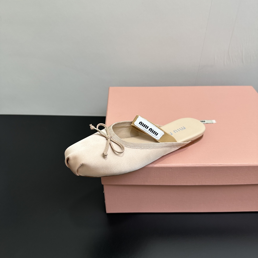 NO:411024,Miu Miu Miu Fairy Ballet Flat-Soled Lazy Muller Half-Travel Bow Elastic Ballet Flats debuted at the fashion show, reinvigorating the iconic style of the MiuMiu series. The unique design is accompanied by a bow and a logo-shaped elastic band to show off the soft style. This pair of ballet shoes is simply poisonous, and the more you look at it, the more you like it, it is not nonsense. The bow embellishment of the toe is a magical skill!  It won't overshadow the audience, but it adds a lot of cute girlish feel to these shoes!  The large U-neck design embosses the ankle lines so slender that the whole person looks tall and elegant. Whether it is matched with a fairy skirt or a casual pair of jeans, it can look very fashionable and beautiful. This is the charm of Miu's home. The upper fabric, Hangzhou silk or sheepskin, the skin-friendly mixed goat leather material is soft and sheepskin touch. Even if you wear naked feet, there is no pressure. Everyone will understand the overall softness of the shoes when you receive the goods!  Outsole adopts genuine leather sole imported from Italy Size35-40 (40 custom made without return and exchange), semi-torque, miumiu, flats, skirts, jeans, sheepskin19860909Miu Miu缪缪仙女芭蕾舞平底懒人穆勒半拖蝴蝶结松紧带 芭蕾平底鞋亮相时装秀,焕新演绎MiuMiu系列标志性的风格. 别致的设计伴以蝴蝶结与带徽标的弹力带,展露柔美风情.这双芭蕾舞鞋简直有毒,越看越中意真不是瞎说的. 鞋头的蝴蝶结点缀是妙笔神功！不会喧宾夺主 但又为这双鞋增添了不少可爱少女感！ 大U口设计将脚踝线条修饰得好纤细让整个人看起来高挑又优雅 不管是搭配仙仙的裙子 还是随意穿一条牛仔裤 就能非常洋气好看 这就是miu家的魅力. 鞋面面料 杭州丝绸或羊皮 内里缝合亲肤的混种山羊皮料柔嫩的羊皮触感 哪怕裸脚穿 都毫无压力 鞋子整体的柔软度大家收到货就明白了！ 大底采用意大利进口真皮鞋底 Size35-40（40定制不退换）,半拖,miumiu,flats,skirts,jeans,sheepskin,Women's Shoes