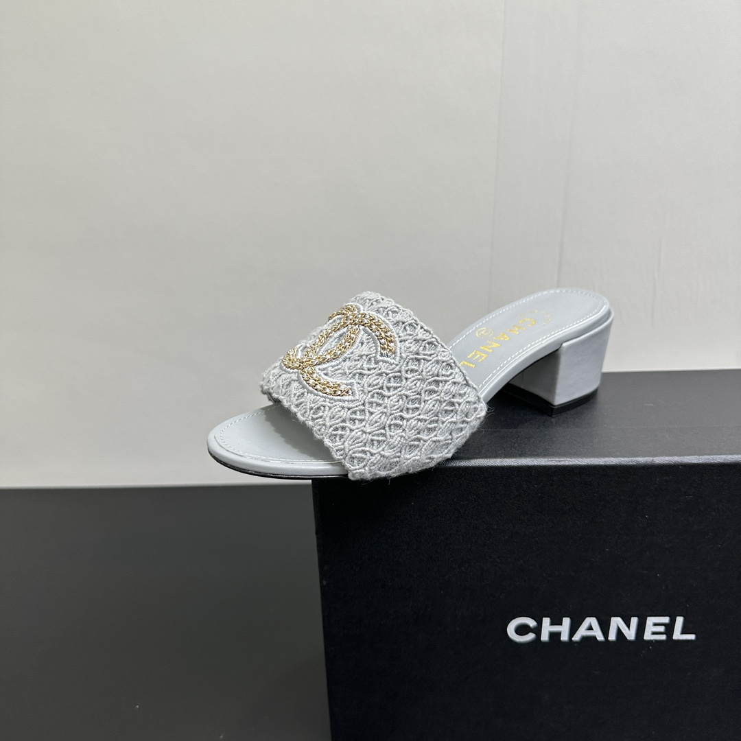 NO:410954,25Fw spring and summer new Chanel Xiaoxiang double C letter button sandal flat slippers Xiangjia’s signature leather-wearing chain logo design is used on the edge of the foot pad, with classic diamond elements covering the upper foot pad!  Extremely exquisite and literary, it is difficult to find the reason for not loving it. Walk easily in commuting and leisure occasions and be a casual and fashionable and elegant woman~ Upper sheepskin, inner footbed sheepskin, original genuine leather sole, heel height 1cm/5cm, size 35-39 (40.41 custom made without return), slippers, chanel, chanel, slippers, sheepskin1986090925Fw春夏新款Chanel小香双C字母扣凉平底拖鞋 香家标志性的穿皮链条logo设计应用在垫脚圈边,配上经典菱格元素覆盖鞋面 垫脚！格外精致又文艺,很难找出不爱的理由.轻松游走于通勤和休闲场合 做个漫不经心的时髦优雅女子～ 鞋面羊皮 内里垫脚羊皮 鞋底原版真皮鞋底 跟高1cm/5cm 码数35-39（40.41定做不退换）,拖鞋,chanel,chanel,slippers,sheepskin,Women's Shoes