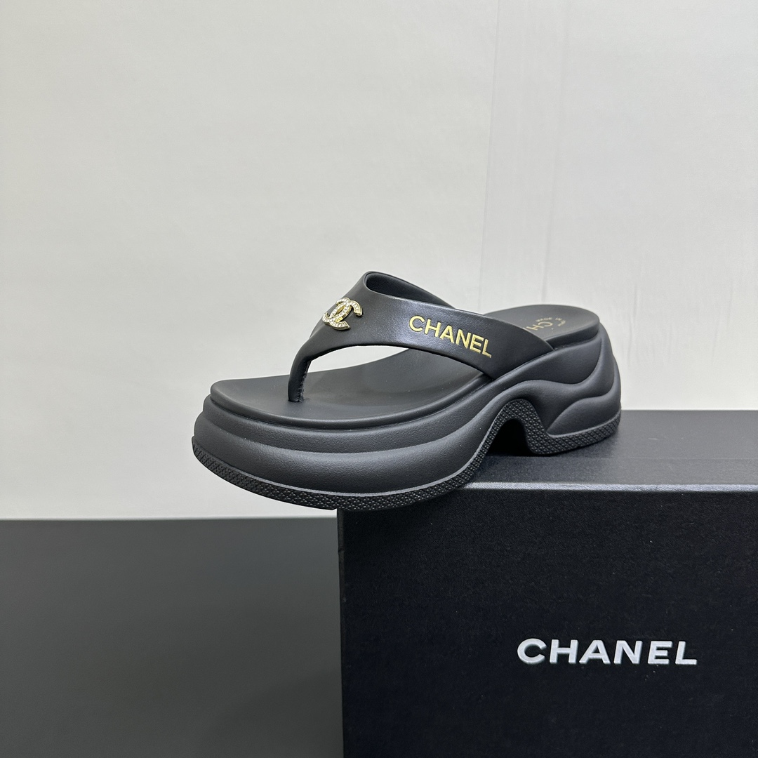 NO:411017,Chanel 25Ss spring and summer new small fragrance letter diamond buckle thick-soled slippers flip flops toe drag C home classic letter buckle design, gentle style and grasp it!  The atmosphere that should be in summer. A must-have item for flip-flops, lazy and comfortable to wear!  Upper sheepskin inner foot pad sheepskin sole open molded outsole size 35-39 (40.41 custom made without return or exchange), split-toe shoes, chanel, chanel, chanel, slippers, sheepskin19860909Chanel香奈儿 25Ss春夏新款小香字母钻扣厚底拖鞋人字拖夹趾拖 C家经典字母扣设计,温柔风一整个拿捏了！夏天该有的气息 一字拖必备单品,上脚慵懒舒适！ 鞋面羊皮 内里垫脚羊皮 鞋底开模大底 码数35-39（40.41定做不退换）,分趾鞋,chanel,chanel,chanel,slippers,sheepskin,Women's Shoes