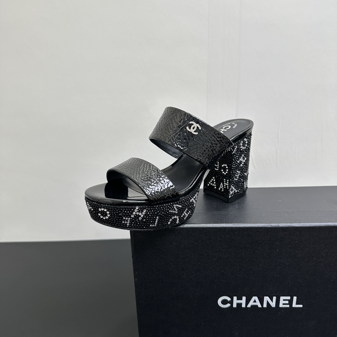 NO:410961,CHANEL 2025/ Early Spring Classic Hot Diamond Waterproof Platform Sandal Slippers Top Version, Simple yet elegant design!  It is easy to wear and dress with freshness and elegance, vivid, intellectual and elegant, and contains an unrestrained and fashionable attitude. This attitude is released from the bottom of your heart and is only your beauty sustenance!  Upper sheepskin with iron diamond heel, imported mixed-bred sheepskin, footbed, outsole, imported Italian leather outsole, heel height 9cm, waterproof platform 3cm, size 35-40 (40/41 custom-made, non-return and exchange), slippers, chanel, chanel, sandals, slippers, sheepskin, Leather soles19860909CHANEL香奈儿 2025/ 早春经典烫钻防水台凉鞋拖鞋 顶级版本,简约而不失优雅的设计！好穿好搭清新脱俗,生动知性优雅～更蕴含着不羁的时尚态度,这种态度是从心底里释放出来的,只属于你的美的寄托！ 鞋面羊皮面加烫钻跟 内里进口混种羊皮、垫脚 大底意大利进口真皮大底 跟高9cm 防水台3cm 码数35-40（40/41定制不退换）,拖鞋,chanel,chanel,sandals,slippers,sheepskin,Leather soles,Women's Shoes