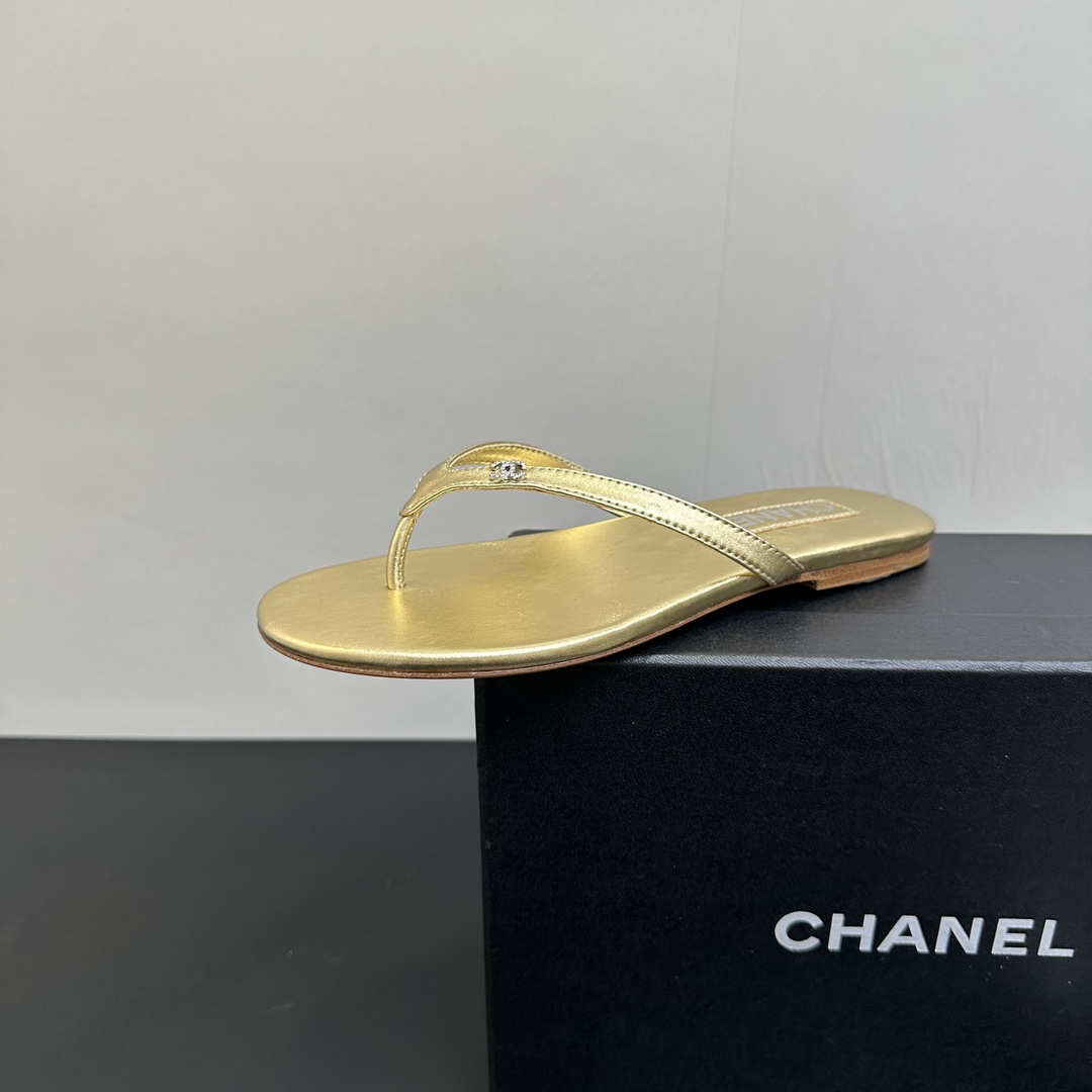 NO:411022,CHANEL Chanel Xiaoxiang's most popular flip flopspin toe-slip counter is snatched up. The pictures are popular on major social platforms. This episode's catwalk style is definitely too handsome, and it is definitely the hottest style of this season. The counter fairies are really too sensible. They don't get stuck or scratch their feet. The texture is very soft and comfortable. Super versatile. 1 Fabric: sheepskin (imported velvet) 2 Inner: Environmentally friendly imported sheepskin inner 3 Soles: genuine leather soles 4 sizes 35-40 (40 41 custom made), split-toe shoes, chanel, chanel, slippers, sheepskin19860909CHANEL香奈儿小香最火人字拖鞋夹趾拖 专柜简直疯抢了,各大社交平台热门晒图,这期的走秀款绝对太帅了,绝对是这一季最热门的款式,专柜仙女们真的太识货了,不卡脚也不会磨脚,质感上脚是非常柔软舒服的.超级百搭. 1面料:羊皮（进口天鹅绒） 2内里:环保进口羊皮内里 3大底:真皮底 4码数35-40（40 41定做）,分趾鞋,chanel,chanel,slippers,sheepskin,Women's Shoes