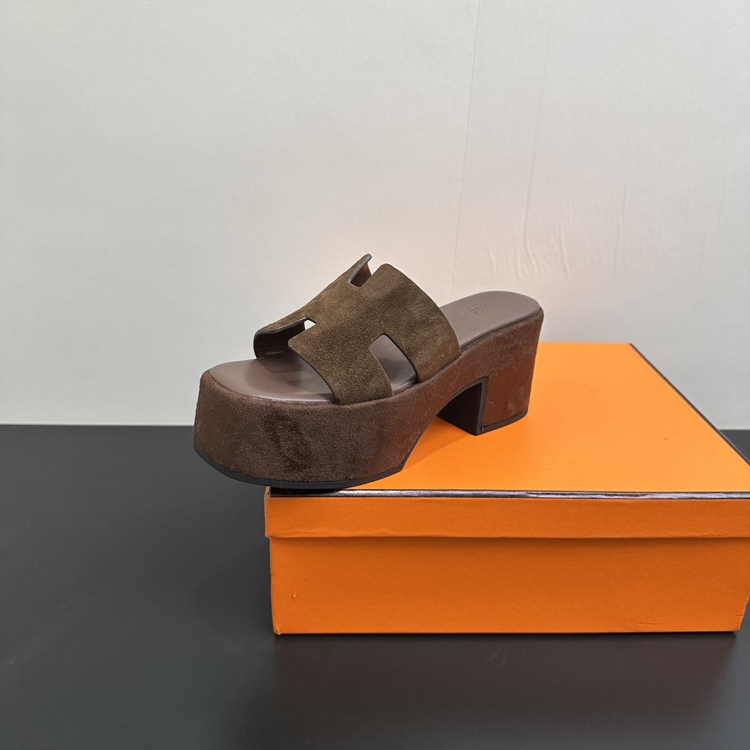 NO:410968,Hermès/Hermès classic waterproof platform heel thick-soled slippers. Extremely retro design. Strong exotic style. Full of fashionable feeling and a tone for your feet. Simple styles are great if you match them with a high-end feel. It is hard not to like versatile colors and smooth lines!  The fabric is imported Yangjing/cowhide. The inner foot pads are all lambskin. Italian imported cowhide outsole. Heel height 7cm Size35-39 (customized by 40/41/42), slippers, hermes, hermes, slippers, cowhide, sheepskin, sheep19860909Hermès/爱马仕经典防水台坡跟厚底拖鞋 极约复古的设计 浓厚的异域风情 时髦感十足、随便上脚都很有腔调 简简单单的款式随便搭配一下高级感就很棒 百搭的颜色流畅的线条很难不爱！ 面料采用进口羊京/牛皮 内里垫脚均为小羊皮 意大利进口牛皮大底 跟高7cm Size35-39(40/41/42定制）,拖鞋,hermes,hermes,slippers,cowhide,sheepskin,sheep,Women's Shoes