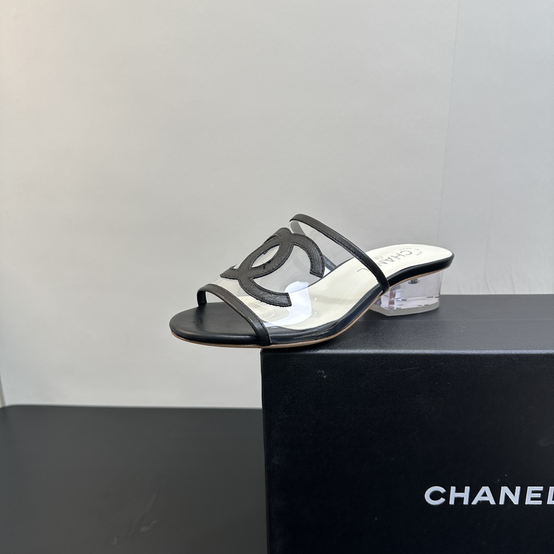 NO:410975,25Fw new Chanel Chanel Xiaoxiang catwalk transparent heel square heel slippers This style has a pleasant and relaxing feeling on the feet. It is not picky at all. It is easy to match with various styles and looks low-key and quiet!  It is very suitable for babies who want to show their legs with high legs. It is a blatant trick. You must arrange it this summer when you become a supermodel leg!  Upper transparent pvc film + sheepskin logo inner lining sheepskin sole Italian genuine leather sole heel height 3.5cm size 35-39 (40,41 custom made without return or exchange), slippers, chanel, chanel, slippers, sheepskin1986090925Fw新款Chanel香奈儿小香走秀款透明跟中跟方跟拖鞋 这款上脚有种怡然自得的松弛感 完全不挑场合 轻松搭配各种风格造型 低调不声张！ 超适合想要显高腿细的宝宝,是明目张胆的小心机 秒变超模腿这个夏天一定要安排上！ 鞋面透明pvc胶片+羊皮logo 内里羊皮内里 鞋底意大利真皮鞋底 跟高3.5cm 码数35-39（40,41定制不退换）,拖鞋,chanel,chanel,slippers,sheepskin,Women's Shoes