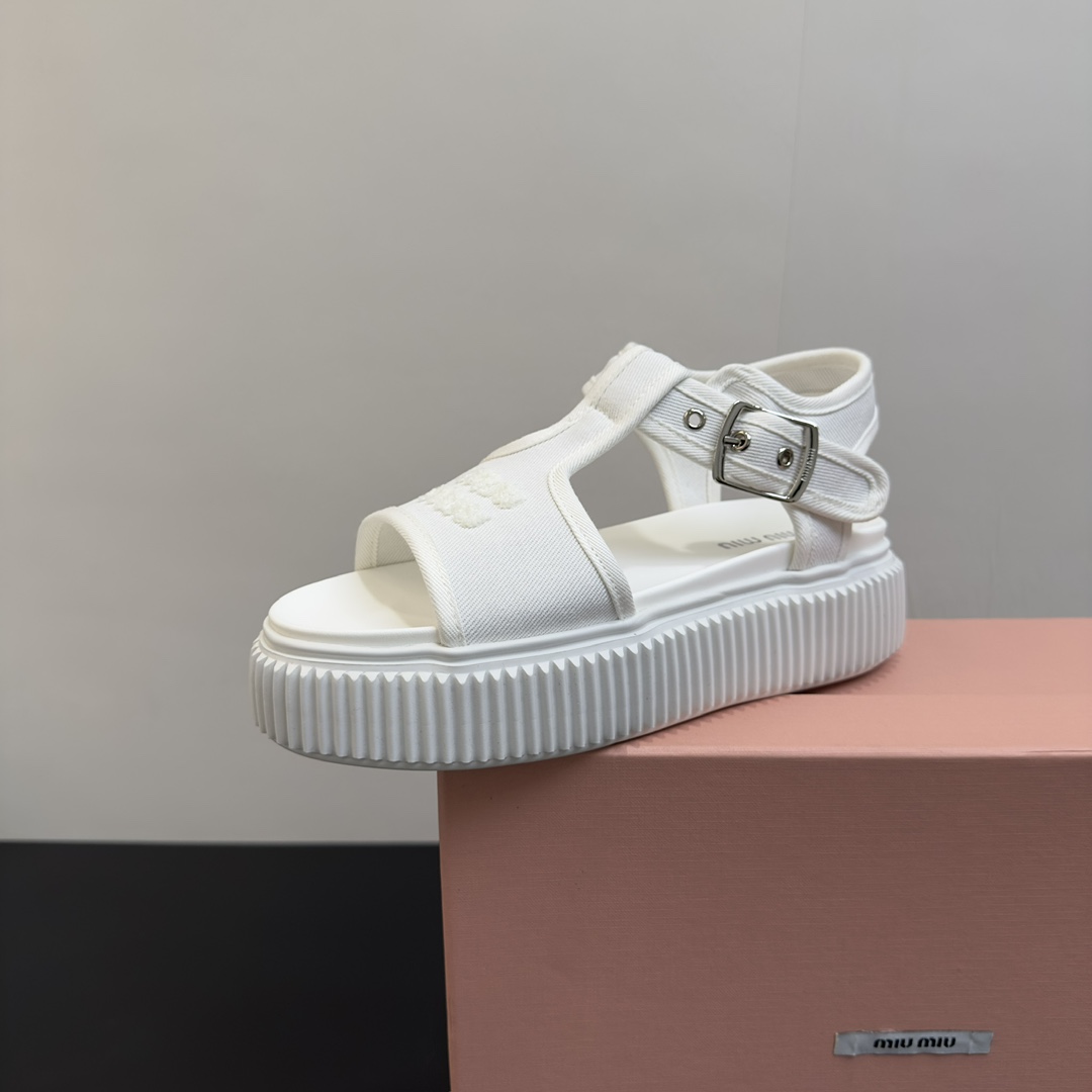 NO:411011,MiuMiu 2025 new thick-soled sandals, the focus is on the spot. The summer treasure sandals that have been questioned countless times, the black style is mysterious and cool, with a low-key and high-end feel. The upper is soft and delicate, and it shows a luxurious texture as the pace moves. The beige style is gentle and fresh, like a breeze under the warm spring sun, allowing you to instantly transform into a gentle goddess and interpret a casual and elegant temperament. The thick-soled design cleverly lengthens the leg lines, instantly turning into long legs, and easily controls various styles of dressing. Canvas + sheepskin, 35-40, sandals, miumiu, sandals, sheepskin19860909MiuMiu 2025新款厚底凉鞋,一出场便是焦点.被追问无数次的夏日宝藏凉鞋,黑色款神秘而酷飒,低调中满是高级感,鞋面柔软细腻,随着步伐的移动,尽显奢华质感.米色款温柔又清新,如同春日暖阳下的一缕微风,让你瞬间化身温柔女神 ,演绎随性优雅的气质.厚底设计巧妙拉长腿部线条,秒变大长腿,轻松驾驭各种穿搭风格.帆布面+羊皮里,35-40,凉鞋,miumiu,sandals,sheepskin,Women's Shoes