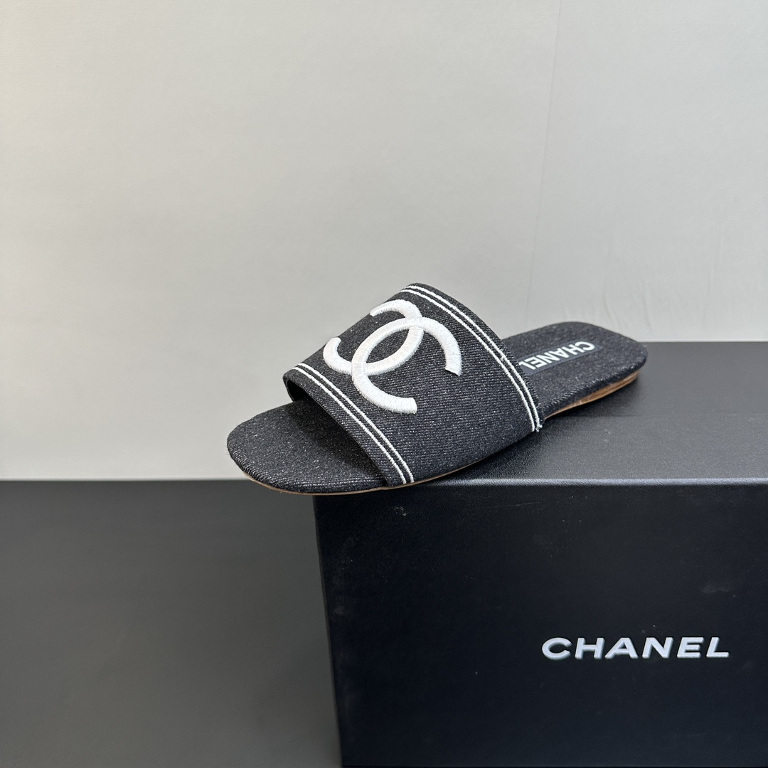 NO:410982,Chanel25c spring and summer new denim flat-soled embroidered slippers. Small fragrance logo embellishes simple and atmospheric!  Upper denim lining/foot pad sheepskin outsole original outsole shoe size 35-41 [40.41 custom made], slippers, chanel, slippers, sheepskin19860909Chanel25c春夏新品牛仔布平底刺绣拖鞋.小香Logo点缀 简约大气 ！ 鞋面牛仔布 内里/垫脚羊皮 大底原版大底 鞋码35-41〔40.41定做〕,拖鞋,chanel,slippers,sheepskin,Women's Shoes