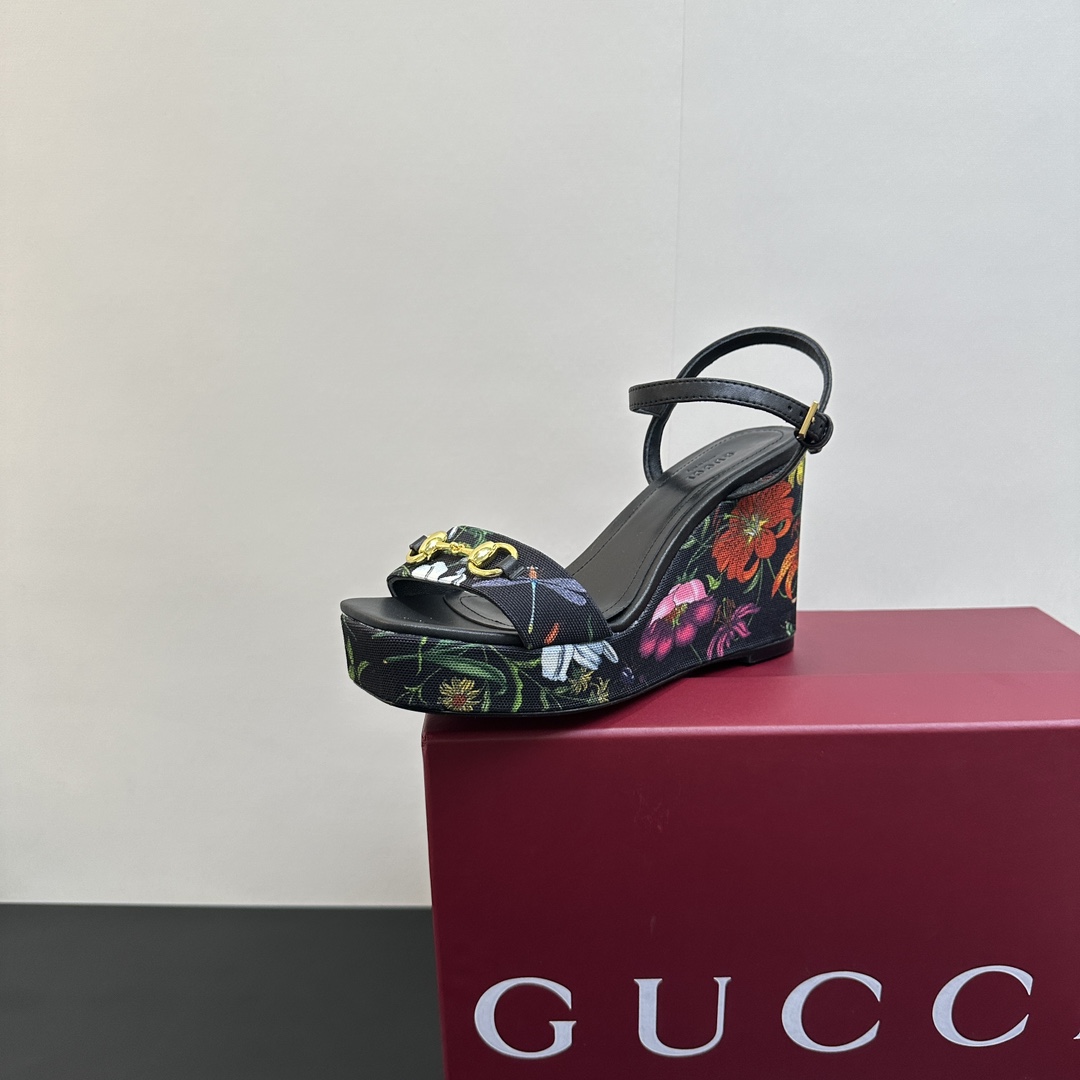 NO:411004,GUCCI Gucci 2025 spring new waterproof platform high heel thick sole sponge cake sole Gucci Guhentian high toe reveal sandals, this series interprets the new fashion charm, continues the super high heel design, and is favored by well-known overseas bloggers. Tens of millions of fans and bloggers are passionately interpreted by them, best-selling at home and abroad. It has been out of stock in China, top version. Candy color matching, each color is beautiful. Original printed fabric of face shoes, inner sheepskin, sole shoes original leather sole 10cm high back water platform height 3cm high Size 35-42 (41 42 orders) Packaging GUCCI full set of original packaging, high heels sandals, gucci, gucci, sandals, high heels, sheepskin, Leather soles19860909GUCCI 古奇2025春季款新防水台高跟厚底松糕底 古驰古恨天高趾露凉鞋 ,此系列演绎全新时尚魅力 延续超高跟设计,深得海外知名博主青睐 千万粉丝博主倾情演绎,畅销海内外 国内已经断货,顶级版本 糖果色配色,每个颜色都是绝美 面鞋原版印花布 里内羊皮 底鞋原版真皮大底 后水台高10cm 前水台高3cm 码数 35-42（41 42订） 包装GUCCI全套原包版装,高跟鞋凉鞋,gucci,gucci,sandals,high heels,sheepskin,Leather soles,Women's Shoes