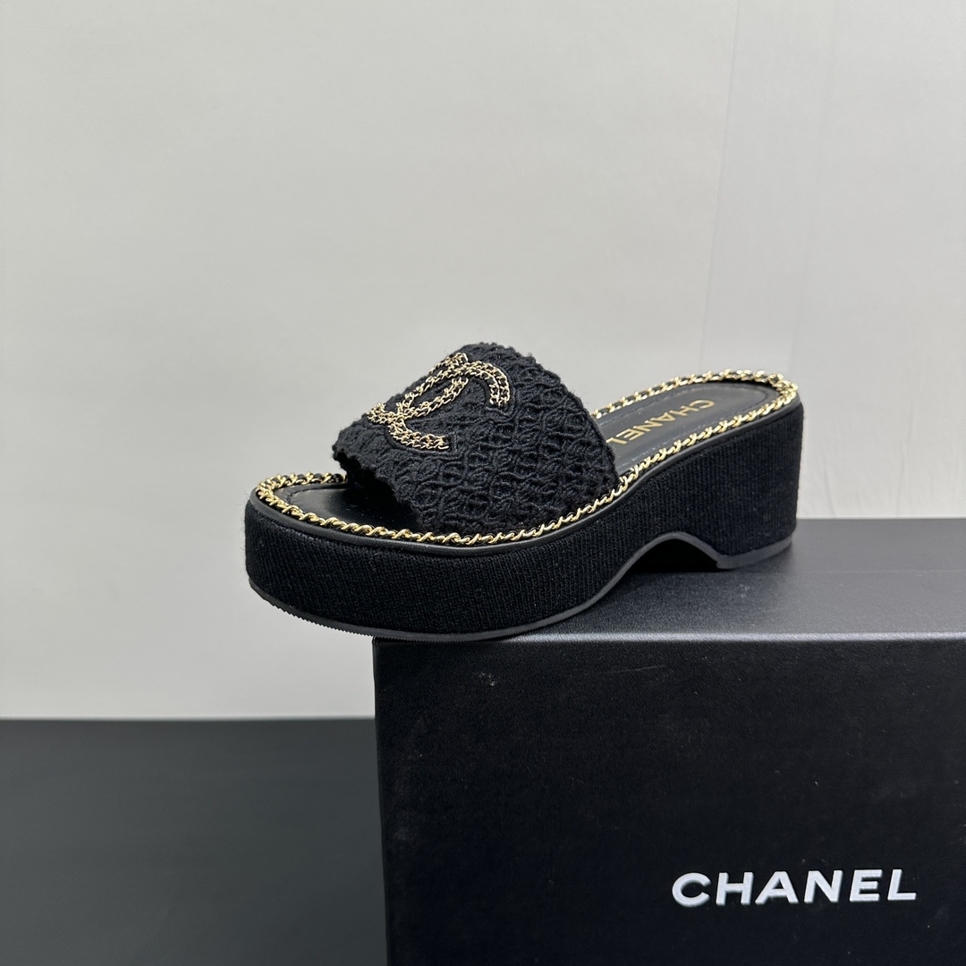 NO:410990,25Fw spring and summer new Chanel small fragrance chain ring edge double C letter thick-soled wedge slippers Xiangjia’s iconic leather-wearing chain design is used on the footrest ring edge, paired with classic diamond elements to cover the upper footrest!  Extremely exquisite and literary, it is difficult to find the reason for not loving it. Walk easily in commuting and leisure occasions and be a casual and fashionable and elegant woman~ upper sheepskin ~ cloth surface inner footbed sheepskin original rubber outsole size 35-39 (40.41 custom made without return or exchange), slippers, chanel, chanel, slippers, sheepskin1986090925Fw春夏新款Chanel小香链条圈边双C字母厚底坡跟拖鞋 香家标志性的穿皮链条设计应用在垫脚圈边,配上经典菱格元素覆盖鞋面 垫脚！格外精致又文艺,很难找出不爱的理由.轻松游走于通勤和休闲场合 做个漫不经心的时髦优雅女子～ 鞋面羊皮~布面 内里垫脚羊皮 鞋底原版橡胶大底 码数35-39（40.41定做不退换）,拖鞋,chanel,chanel,slippers,sheepskin,Women's Shoes