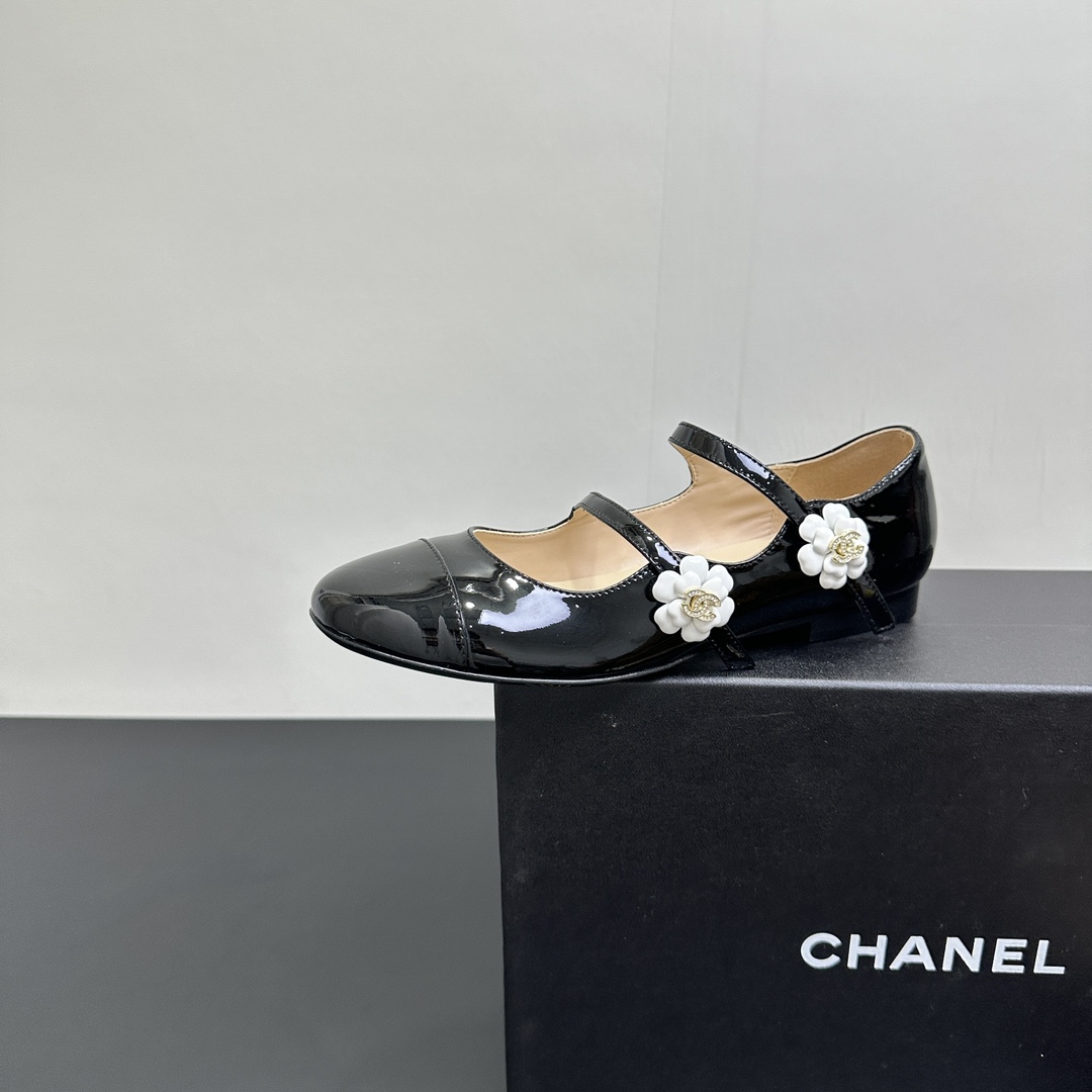 NO:419351,CHANEL Chanel Xiaoxiang Double C Two Camellia Mary Jane Shoes Flat Single Shoes This season’s Camellia Series is really beautiful. Grandma Xiang’s usual elegant and famous temperament. How can she refuse to wear it so beautifully!  The fabric is made of customized imported calf patent leather. The inner foot pads are all mixed-bred sheepskin. Italian imported cowhide sole size35-39 (customized by 34/40), single shoes, chanel, chanel, mary jane, cowhide, sheepskin19860909CHANEL香奈儿小香双C两条带山茶花玛丽珍鞋平底单鞋 这一季山茶花系列真的超美 香奶奶家一贯的优雅名媛气质 上脚好美腻怎么能拒绝呢！ 面料采用定制进口小牛漆皮 内里垫脚均为混种羊皮 意大利进口牛皮大底 size35-39（34/40定制）,单鞋,chanel,chanel,mary jane,cowhide,sheepskin,Women's Shoes