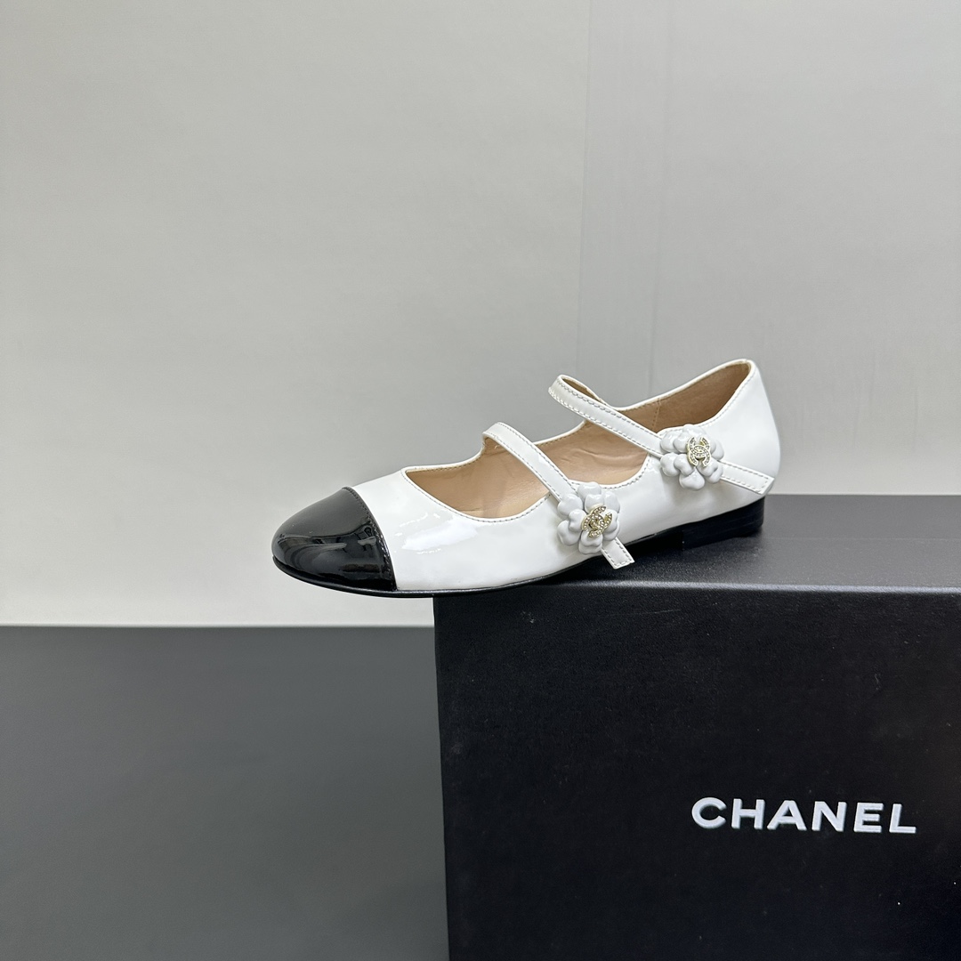 NO:419362,CHANE*｜Xiaoxiang 25C spring and summer new product, double C camellia Marie shoes. This season's camellia series is really beautiful. Grandma Xiang's usual elegant and famous temperament. How can you refuse to wear it so beautifully!  The fabric is made of customized imported calf patent leather. The inner foot pads are all mixed-bred sheepskin. Italian imported cowhide sole size35-39 (customized by 34/40), single shoes, chanel, mary jane, cowhide, sheepskin19860909CHANE*｜小香25C春夏新品 双C山茶花玛丽珍鞋 这一季山茶花系列真的超美 香奶奶家一贯的优雅名媛气质 上脚好美腻怎么能拒绝呢！ 面料采用定制进口小牛漆皮 内里垫脚均为混种羊皮 意大利进口牛皮大底 size35-39（34/40定制）,单鞋,chanel,mary jane,cowhide,sheepskin,Women's Shoes