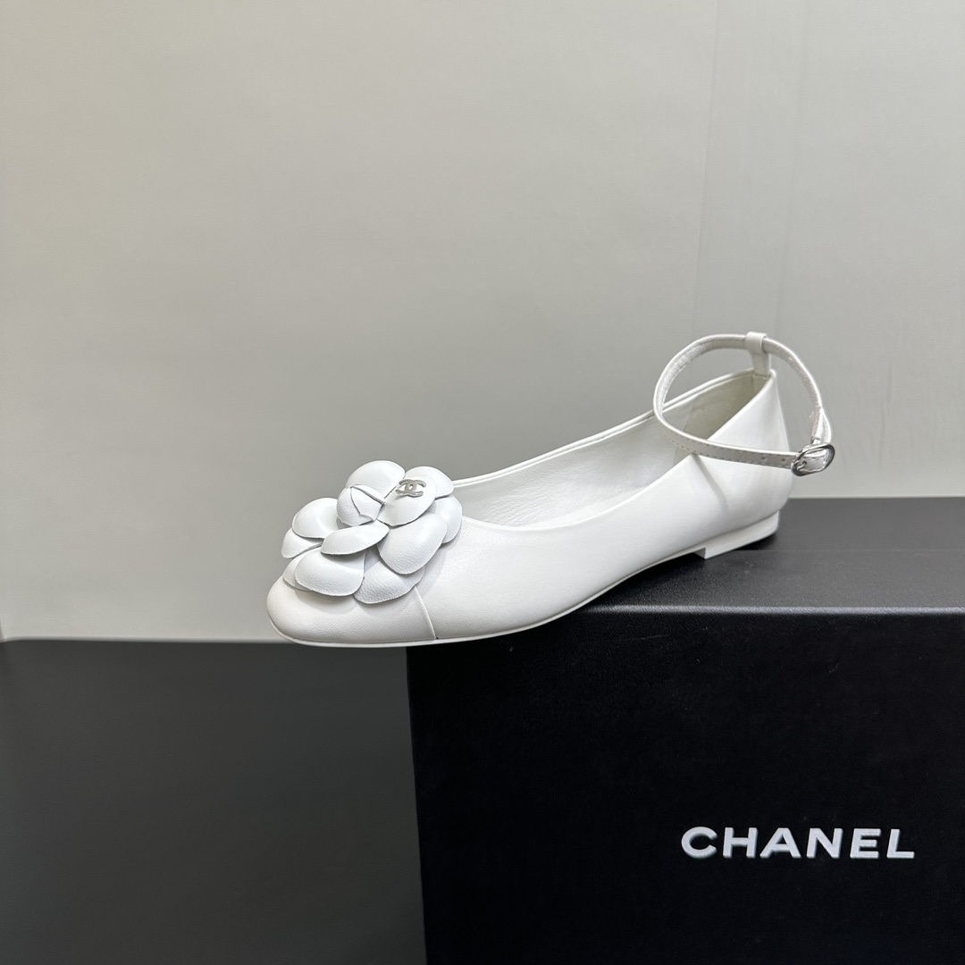 NO:419340,Entertainment Chanel 2025 new Chanel small fragrance round-toed camellia with flat shoes on the back, playful and a bit mature, high-end, age-reducing and elegant!  Upper sheepskin inner sheepskin inner heel height 1cm sole Italian leather outsole size 35-39 (40,41 custom made without return or exchange), single shoes, chanel, chanel, sheepskin, Leather soles19860909娱乐 Chanel2025新款香奈儿小香圆头山茶花后带平底单鞋,俏皮中又有点轻熟的高级,穿起来减龄又有气质！ 鞋面羊皮 内里羊皮内里 跟高1cm 鞋底意大利真皮大底 码数35-39（40,41定制不退换),单鞋,chanel,chanel,sheepskin,Leather soles,Women's Shoes