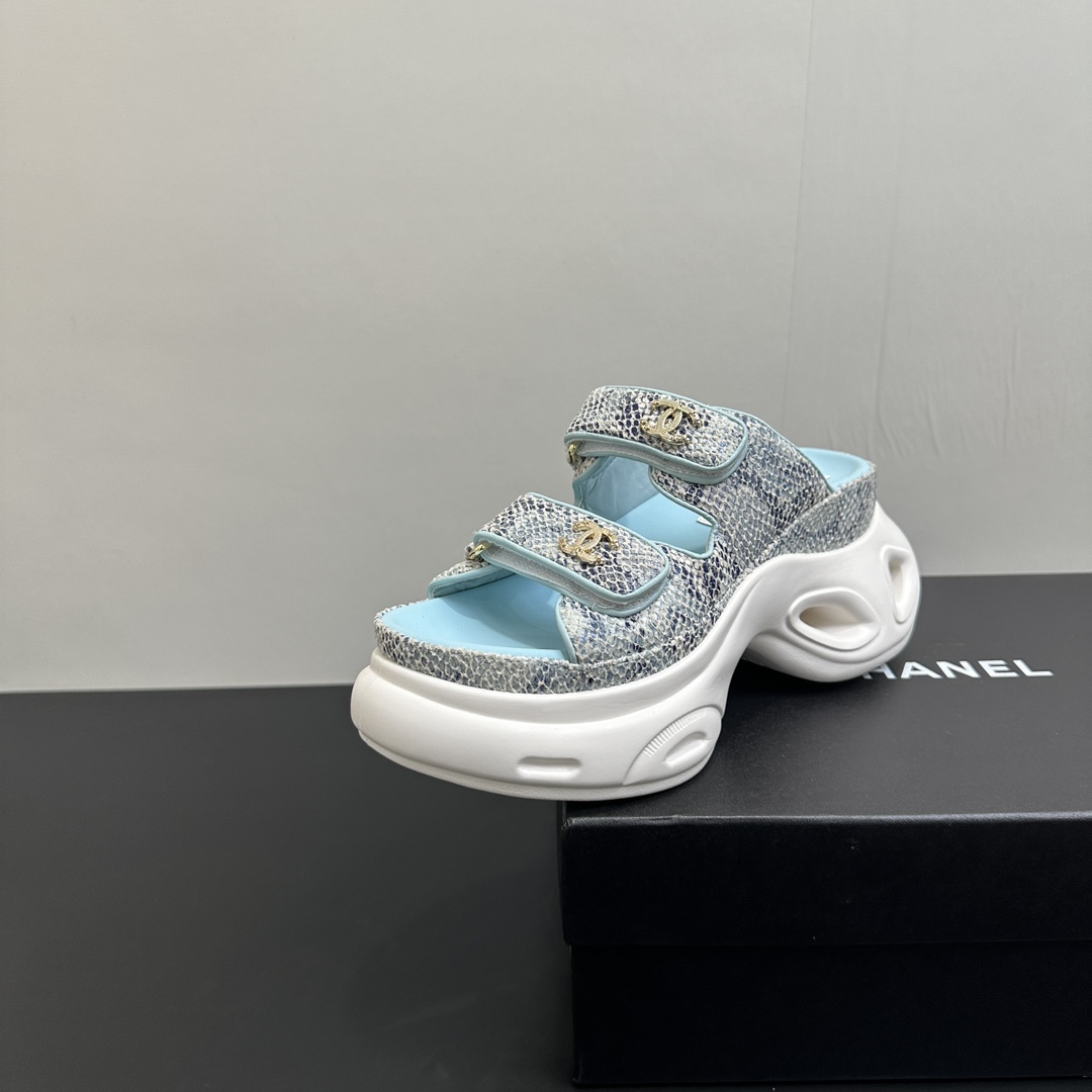 NO:419319,CHANEL｜Chanel Xiaoxiang classic spring and summer new product, double C thick water table thick sole sponge cake bottom snake pattern slippers. I really love this season's spring style!  The mesh is looming, sexy and sweet~ You can easily control shopping, dates, and commuting! Paired with skirts or jeans, it is full of fashion sense! The fabric is made of original custom snake-patterned cowhide, the inner foot pads are all sheepskin original outsole size35-39 (customized on 40/41), slippers, sandals, chanel, chanel, sandals, slippers, skirts, jeans, cowhide, sheepskin19860909CHANEL｜香奈儿小香经典春夏新品 双C厚水台厚底松糕底蛇纹拖鞋 这一季的春款真的太爱了！ 网纱若隐若现 性感又不失甜美~ 逛街、约会、通勤都都能轻松驾驭!搭配裙子或牛仔裤,时尚感爆棚! 面料采用原版定制蛇纹牛皮 内里垫脚均为羊皮 原版大底 size35-39（40/41定制）,拖鞋凉鞋,chanel,chanel,sandals,slippers,skirts,jeans,cowhide,sheepskin,Women's Shoes