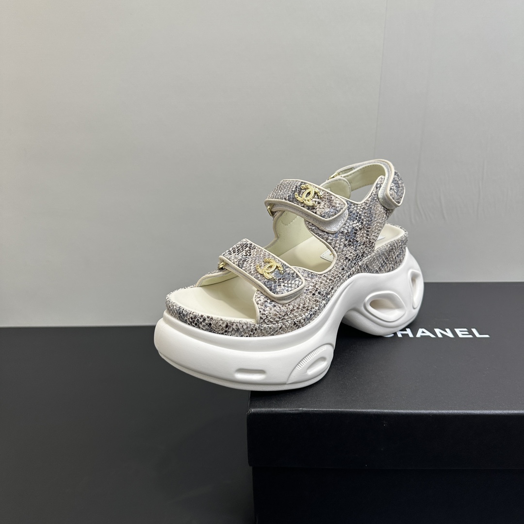 NO:419330,CHANEL｜Chanel Xiaoxiang classic spring and summer new product, double C thick water platform thick sole sponge cake bottom snake pattern sandals. I really love this season's spring style!  The mesh is looming, sexy and sweet~ You can easily control shopping, dates, and commuting! Paired with skirts or jeans, it is full of fashion sense! The fabric is made of original custom snake-patterned cowhide, the inner foot pads are all sheepskin original outsole size35-39 (customized on 40/41), slippers, sandals, chanel, chanel, sandals, slippers, skirts, jeans, cowhide, sheepskin19860909CHANEL｜香奈儿小香经典春夏新品 双C厚水台厚底松糕底蛇纹凉鞋 这一季的春款真的太爱了！ 网纱若隐若现 性感又不失甜美~ 逛街、约会、通勤都都能轻松驾驭!搭配裙子或牛仔裤,时尚感爆棚! 面料采用原版定制蛇纹牛皮 内里垫脚均为羊皮 原版大底 size35-39（40/41定制）,拖鞋凉鞋,chanel,chanel,sandals,slippers,skirts,jeans,cowhide,sheepskin,Women's Shoes