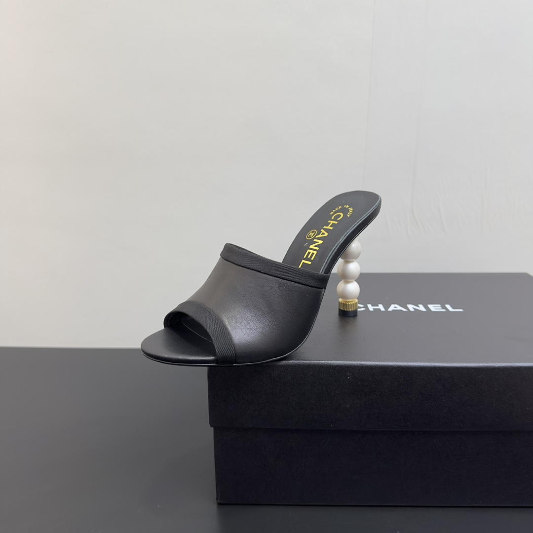 NO:419308,(4 pearl heels) Chanel Xiaoxiang Coco pearl fish mouth high heel slippers The unique design shows the immortal Chane* style, the unique pearl heels are straightforward and neat, and the charm is unstoppable. Fabric sheepskin inner lambskin heel height 9.5cm sole Italian leather outsole size 35-39 (40.41 custom made without return and exchange), high heels slippers, chanel, chanel, high heels, slippers, sheepskin, Leather soles19860909（4颗珍珠跟） Chanel香奈儿小香coco珍珠鱼嘴高跟拖鞋 独特的设计展示不朽的Chane*风格,独有的珍珠跟率性利落,魅力难挡. 面料羊皮 内里小羊皮 跟高9.5cm 鞋底意大利真皮大底 码数35-39（40.41定制不退换）,高跟鞋拖鞋,chanel,chanel,high heels,slippers,sheepskin,Leather soles,Women's Shoes