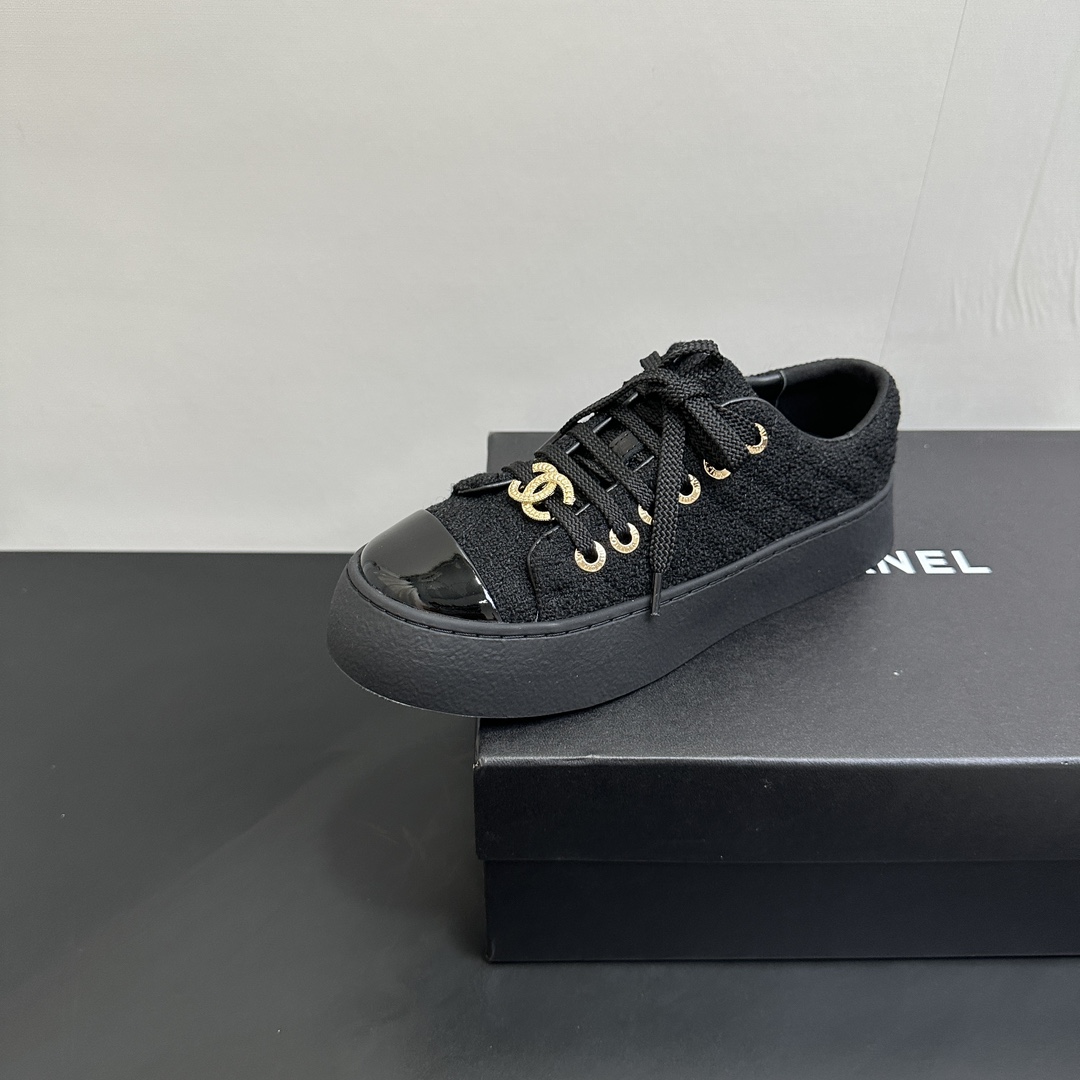 NO:419298,Chanel 25P New color Xiaoxiang latest hits Big toe shoes Doll shoes Casual sports shoes Little white shoes Loafer shoes Board shoes Xiaoxiang's big toe shoes This season's cool and cute toe shoes with three-dimensional relief double C Logo The combination of wrinkled cow paint is eye-catching The high-end feeling in casual is overwhelming. The classic design and metal round buckle are particularly eye-catching. Flat sole design is extremely comfortable. Daily matching. Go out to the street. A must-have artifact for cool dressing. Fabric: Original custom imported tweed + cowhide Inner: sheepskin + cloth footbed sheepskin original open mold-on-slip Tpu sole. Sole thick 3.5CM Size: 35-40 (41 custom), casual shoes/sports shoes, chanel, chanel, loafers, sneakers, cowhide, sheepskin19860909Chanel香奈儿25P 新色小香最新爆款 大头鞋 娃娃鞋 休闲 运动鞋 小白鞋 乐福鞋 板鞋 小香这季大头鞋酷帅呆萌的鞋头加上立体浮雕双C Logo 皱牛漆的搭配令人眼前一亮 休闲中的高大上感扑面而来 经典款的设计加上金属圆扣分外抢眼 平底设计 异常舒适 日常搭配 出街 扮酷必备神器 面料: 原版定制进口粗呢+牛皮 内里:羊皮+布 垫脚羊皮 鞋底原版开模防滑Tpu大底 底厚3.5CM Size: 35-40（41定）,休闲鞋/运动鞋,chanel,chanel,loafers,sneakers,cowhide,sheepskin,Women's Shoes