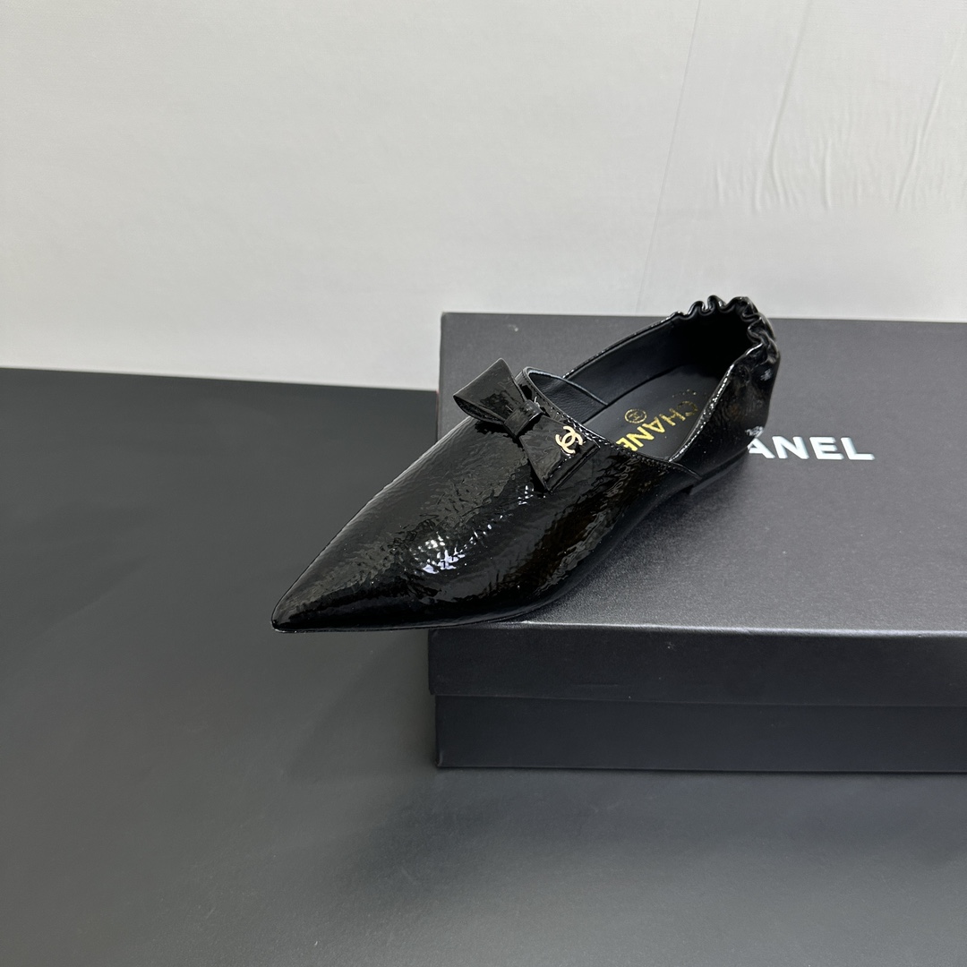 NO:419277,CHANEL Chanel small fragrance style lazy pointed toe bow single shoe with tight heel wrinkle treatment. Fashionable and quick, and create a refreshing summery feeling. Baotou drag design is convenient for putting on and taking off. It is personality and eye-catching, and it is easy to grasp the trendy street style. The focus is on the street. Upper wrinkled patent leather inner sheepskin genuine leather sole 35-39 (customized for 40.41), semi-travel single shoe, chanel, chanel, sheepskin19860909CHANEL香奈儿小香风懒人尖头包头蝴蝶结单鞋后跟松紧打皱处理 时髦精速来,碰撞出清爽夏日感.包头拖设计,方便穿脱.个性又吸睛,轻松拿捏街头潮流风,出街就是焦点. 鞋面牛皱漆皮 内里羊皮 真皮鞋底 35-39（40.41定做）,半拖单鞋,chanel,chanel,sheepskin,Women's Shoes