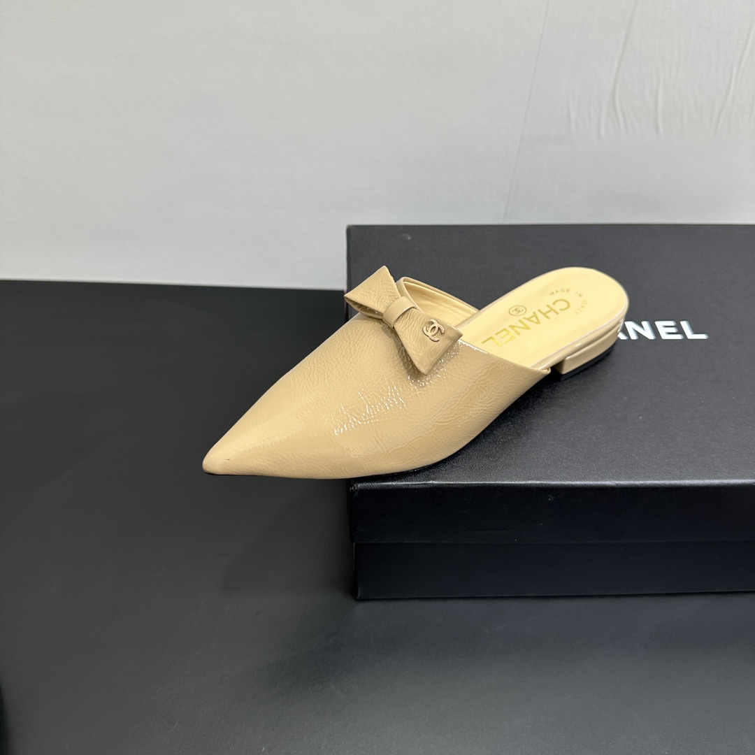NO:419288,CHANEL Chanel small fragrance style lazy pointed toe bow half slippers. Fashionable and quick, and create a refreshing summery feeling. The Baotou drag design is easy to put on and take off. It is personality and eye-catching, and it is easy to grasp the trendy street style. The focus is on the street. The upper wrinkled cowhide inner sheepskin genuine leather sole 35-39 (customized for 40.41), semi-smooth shoes, chanel, chanel, slippers, cowhide, sheepskin19860909CHANEL香奈儿小香风懒人尖头包头蝴蝶结半拖鞋 时髦精速来,碰撞出清爽夏日感.包头拖设计,方便穿脱.个性又吸睛,轻松拿捏街头潮流风,出街就是焦点. 鞋面皱漆牛皮 内里羊皮 真皮鞋底 35-39（40.41定做）,半拖单鞋,chanel,chanel,slippers,cowhide,sheepskin,Women's Shoes