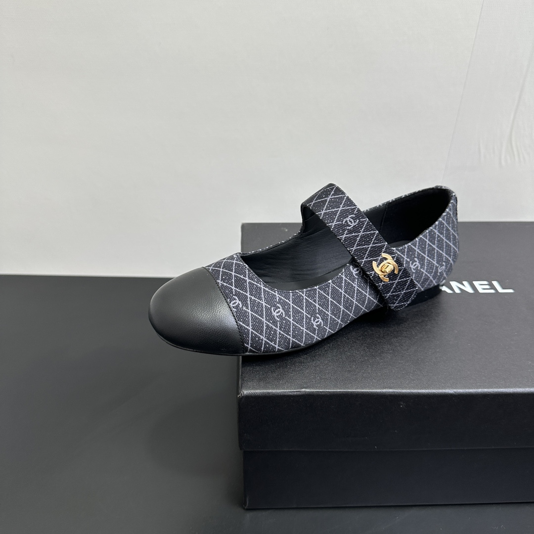 NO:419266,CHANEL Chanel classic electric embroidered diamond-shaped flat-soled Mary Jane shoes. The classic diamond-shaped design is paired with the iconic black and gold color scheme, which is elegant and retro. The Mary Jane shoes have a sweet temperament. Whether it is matched with a small fragrance suit or a simple dress, it can instantly enhance the sense of fashion, and it is a perfect weapon to attract attention when you go out!  The upper of the material is made of high-quality lambskin, which is soft and delicate, has excellent touch and is breathable. The diamond-shaped part is carefully selected mesh material, which is light and yet has a texture, and is perfectly matched with lambskin. The black part on the toe and buckle is full of texture calfskin, wear-resistant and stylish. The inner part is lambskin material, which fits the skin of the feet and enjoys comfort while walking. Genuine leather sole size 35 - 39 (40.41), Mary Jane, chanel, chanel, mary jane, skirts, cowhide, sheepskin19860909CHANEL香奈儿经典电绣菱格平底玛丽珍鞋单鞋 外观经典菱格纹设计搭配标志性的黑金配色,优雅又复古,玛丽珍鞋型自带甜美气质,无论是搭配小香风套装还是简约连衣裙,都能瞬间提升时尚感,妥妥的出街吸睛利器！ 材质鞋面采用优质小羊皮,柔软细腻,触感极佳,透气性也超棒.菱格纹部分是精心挑选的网纱材质,轻盈又不失质感,和小羊皮搭配相得益彰.鞋头与搭扣处的黑色部分是质感十足的小牛皮,耐磨且有型.内里是小羊皮材质,贴合脚部肌肤,行走间尽享舒适.真皮鞋底 码数35 - 39（40.41定）,玛丽珍,chanel,chanel,mary jane,skirts,cowhide,sheepskin,Women's Shoes