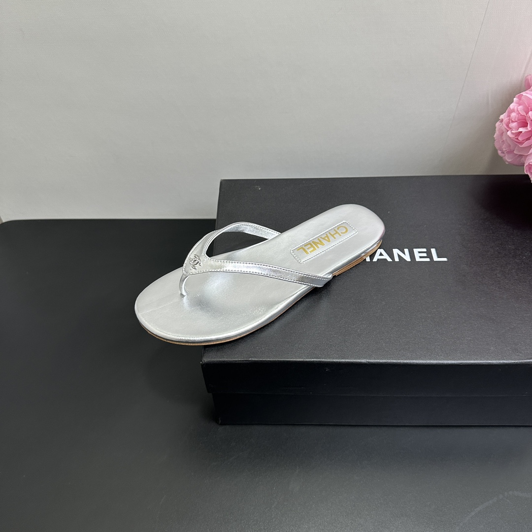 NO:419353,CHANEL Chanel Xiaoxiang's most popular flip flopspin toe-slip counter is snatched up. The pictures are popular on major social platforms. This episode's catwalk style is definitely too handsome, and it is definitely the hottest style of this season. The counter fairies are really too sensible. They don't get stuck or scratch their feet. The texture is very soft and comfortable. Super versatile. 1 Fabric: sheepskin (imported velvet) 2 Inner: Environmentally friendly imported sheepskin inner 3 Soles: genuine leather soles 4 sizes 35-40 (40 41 custom made), split-toe shoes, chanel, chanel, slippers, sheepskin19860909CHANEL香奈儿小香最火人字拖鞋夹趾拖 专柜简直疯抢了,各大社交平台热门晒图,这期的走秀款绝对太帅了,绝对是这一季最热门的款式,专柜仙女们真的太识货了,不卡脚也不会磨脚,质感上脚是非常柔软舒服的.超级百搭. 1面料:羊皮（进口天鹅绒） 2内里:环保进口羊皮内里 3大底:真皮底 4码数35-40（40 41定做）,分趾鞋,chanel,chanel,slippers,sheepskin,Women's Shoes
