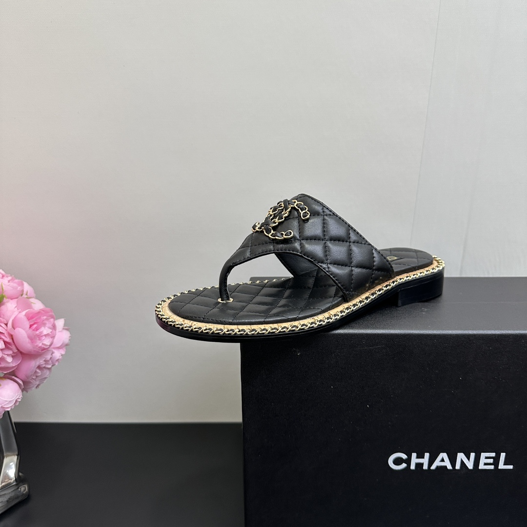 NO:419364,CHANEL Chanel Xiaoxiang official website synchronous high-version updated flip flops toe slippers CHANEL 2025 Chanel top sandals series Spring and autumn Xiangjia must-have hot products, goddess series, with the elegant and famous temperament of Xiangjia, super durable, irresistible, heart-wonderful... Imported soft sheepskin hand-sewn chain of imported upper, inner footbed imported silk sheepskin, high softness and comfort Italian leather outsole, 2.5cm heel height Standard size 35-39 40 41 Customized non-return and replacement, split-toe shoes, chanel, chanel, chanel, slippers, sheepskin, Leather soles19860909CHANEL香奈儿小香官网同步高版本更新款人字拖夹趾拖鞋 CHANEL 2025香奈儿顶级凉拖系列 春秋季香家必备爆款,女神系列,拥有香家特色优雅名媛气质,超级耐看,让人无法抗拒,心动ing…… 鞋面进口柔软羊皮手工缝制链条 内里垫脚进口丝绸羊皮,柔软舒适性高 意大利真皮大底 ,跟高2.5cm 标准码 35-39 40 41定做不退换,分趾鞋,chanel,chanel,chanel,slippers,sheepskin,Leather soles,Women's Shoes