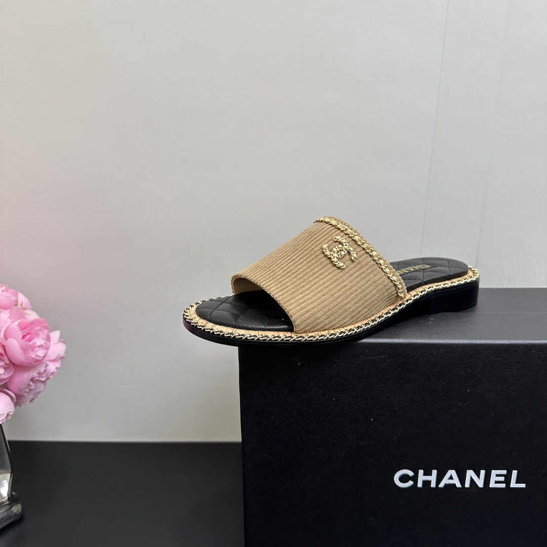 NO:419331,CHANEL Chanel Xiaoxiang official website synchronous high-version updated cross-chain slippers CHANEL 2025 Chanel top sandals series Spring and autumn Xiangjia must-have hot products, goddess series, with the elegant and famous temperament of Xiangjia, super durable, irresistible, heart-wonderful... Imported soft sheepskin hand-sewn chains with imported inner foot pads imported silk sheepskin, high softness and comfort Original mold opening, Italian leather outsole Standard code 35-39 40 41 Custom made non-return and exchange, slippers, chanel, chanel, chanel, slippers, sheepskin, Leather soles19860909CHANEL香奈儿小香官网同步高版本更新款交叉带链条拖鞋 CHANEL 2025香奈儿顶级凉拖系列 春秋季香家必备爆款,女神系列,拥有香家特色优雅名媛气质,超级耐看,让人无法抗拒,心动ing…… 鞋面进口柔软羊皮手工缝制链条 内里垫脚进口丝绸羊皮,柔软舒适性高 原模开版,意大利真皮大底 标准码 35-39 40 41定做不退换,拖鞋,chanel,chanel,chanel,slippers,sheepskin,Leather soles,Women's Shoes