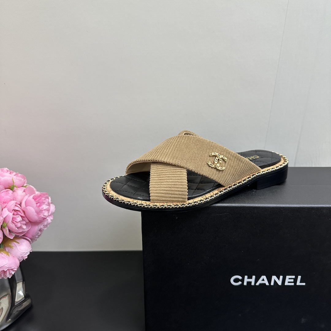 NO:419342,CHANEL Chanel Xiaoxiang official website synchronous high-version updated cross-chain slippers CHANEL 2025 Chanel top sandals series Spring and autumn Xiangjia must-have hot products, goddess series, with the elegant and famous temperament of Xiangjia, super durable, irresistible, heart-wonderful... Imported soft sheepskin hand-sewn chains with imported inner foot pads imported silk sheepskin, high softness and comfort Original mold opening, Italian leather outsole Standard code 35-39 40 41 Custom made non-return and exchange, slippers, chanel, chanel, chanel, slippers, sheepskin, Leather soles19860909CHANEL香奈儿小香官网同步高版本更新款交叉带链条拖鞋 CHANEL 2025香奈儿顶级凉拖系列 春秋季香家必备爆款,女神系列,拥有香家特色优雅名媛气质,超级耐看,让人无法抗拒,心动ing…… 鞋面进口柔软羊皮手工缝制链条 内里垫脚进口丝绸羊皮,柔软舒适性高 原模开版,意大利真皮大底 标准码 35-39 40 41定做不退换,拖鞋,chanel,chanel,chanel,slippers,sheepskin,Leather soles,Women's Shoes