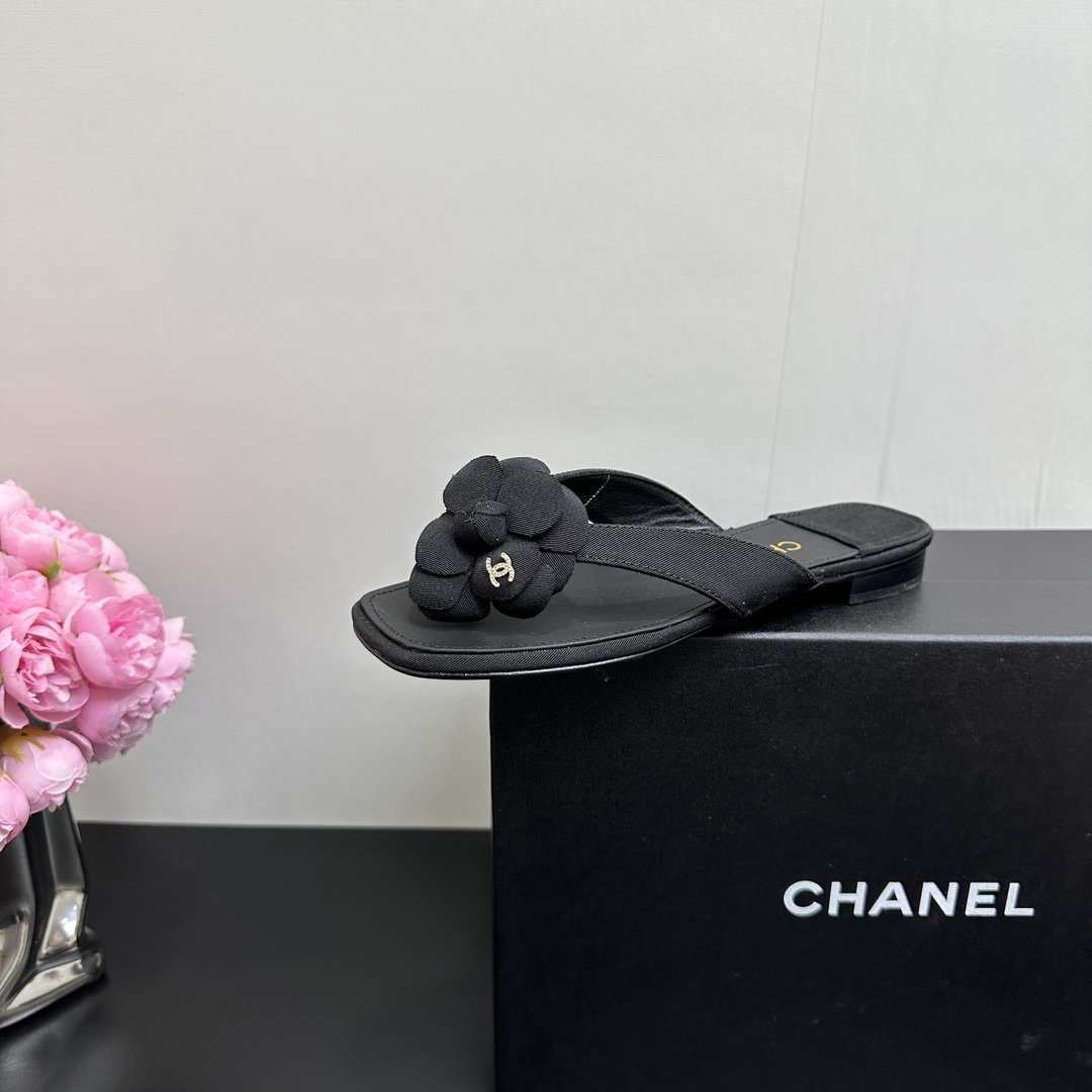 NO:419276,CHANEL's new summer camellia clipped foot clip flip flops for the beach. There are many internet celebrity fashion bloggers who plant grass. Summer's double C camellia clipped foot clipped, versatile style to make your feet look thin and elegant. A slipper with a super beautiful appearance is amazing at any combination!  Lazy slippers are worth recommending, upper sheepskin or cloth, inner mixed breed sheepskin, outsole Italian leather outsole Size35-41 (40 41 customized, non-return and exchange), split-toed shoes, chanel, chanel, slippers, sheepskin, Leather soles19860909CHANEL香奈儿小香风夏季新款山茶花夹脚夹趾人字拖鞋海滩必备款  超多网红时尚博主种草 夏天必备 夏季夹脚双C山茶花拖鞋、百搭显脚瘦气质款,颜值爆棚的一款拖鞋,任意搭配都很绝！懒人拖鞋值得推荐,鞋面羊皮或布面 内里混种羊皮 大底意大利真皮大底Size35-41（40 41定制不退换）,分趾鞋,chanel,chanel,slippers,sheepskin,Leather soles,Women's Shoes