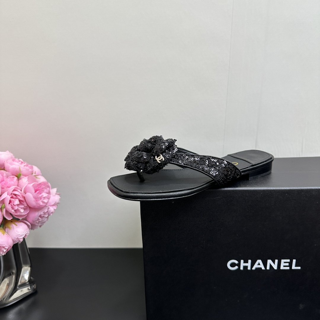 NO:419286,CHANEL's new summer camellia clipped foot clip flip flops for the beach. There are many internet celebrity fashion bloggers who plant grass. Summer's double C camellia clipped foot clipped, versatile style to make your feet look thin and elegant. A slipper with a super beautiful appearance is amazing at any combination!  Lazy slippers are worth recommending, upper sheepskin or cloth 'Greet sequins inner mixed breed sheepskin outsole Italian leather outsole Size35-41 (40 41 custom made without return or exchange), split-toed shoes, chanel, chanel, slippers, sheepskin, Leather soles19860909CHANEL香奈儿小香风夏季新款山茶花夹脚夹趾人字拖鞋海滩必备款  超多网红时尚博主种草 夏天必备 夏季夹脚双C山茶花拖鞋、百搭显脚瘦气质款,颜值爆棚的一款拖鞋,任意搭配都很绝！懒人拖鞋值得推荐,鞋面羊皮或布面 '格力特亮片 内里混种羊皮 大底意大利真皮大底Size35-41（40 41定制不退换）,分趾鞋,chanel,chanel,slippers,sheepskin,Leather soles,Women's Shoes