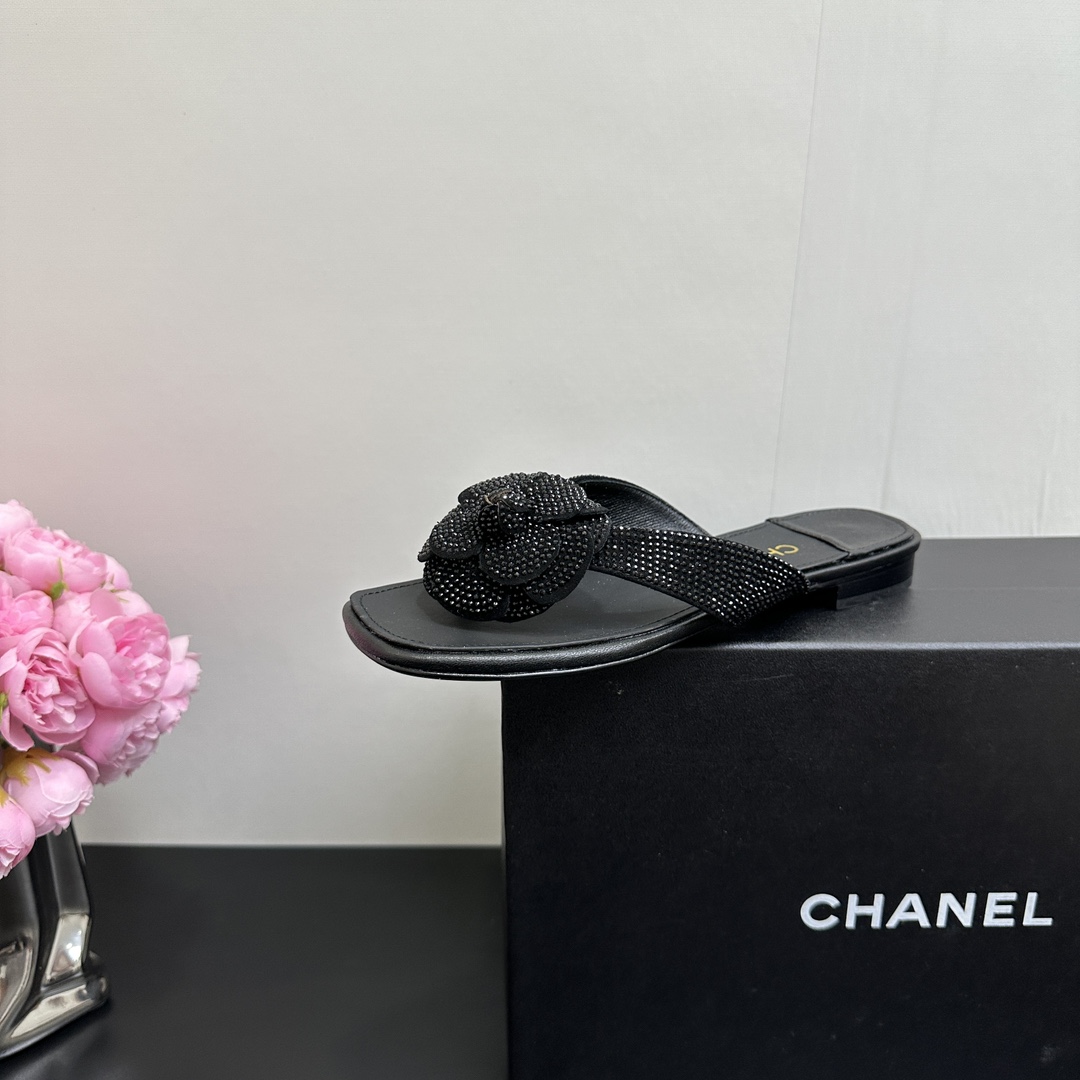 NO:419309,The hot diamond version CHANEL Chanel's new summer camellia clipped foot clip flip flops for the beach. There are many internet celebrity fashion bloggers who plant grass. Summer must-haves for the summer. The double C camellia clipped foot clipped, a versatile style that makes the feet look thin and elegant. A slipper with a super beautiful appearance is amazing at any combination!  Lazy slippers are worth recommending, upper sheepskin or cloth, inner mixed breed sheepskin, outsole Italian leather outsole Size35-41 (40 41 customized, non-return and exchange), split-toed shoes, chanel, chanel, slippers, sheepskin, Leather soles19860909烫钻版 CHANEL香奈儿小香风夏季新款山茶花夹脚夹趾人字拖鞋海滩必备款  超多网红时尚博主种草 夏天必备 夏季夹脚双C山茶花拖鞋、百搭显脚瘦气质款,颜值爆棚的一款拖鞋,任意搭配都很绝！懒人拖鞋值得推荐,鞋面羊皮或布面 内里混种羊皮 大底意大利真皮大底Size35-41（40 41定制不退换）,分趾鞋,chanel,chanel,slippers,sheepskin,Leather soles,Women's Shoes